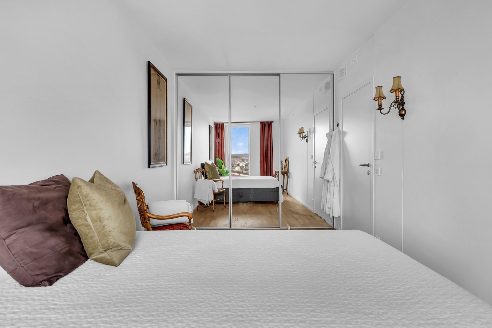 Hovedsoverommet er lyst og innbydende, med store vinduer som gir en fantastisk utsikt. Galleribilde