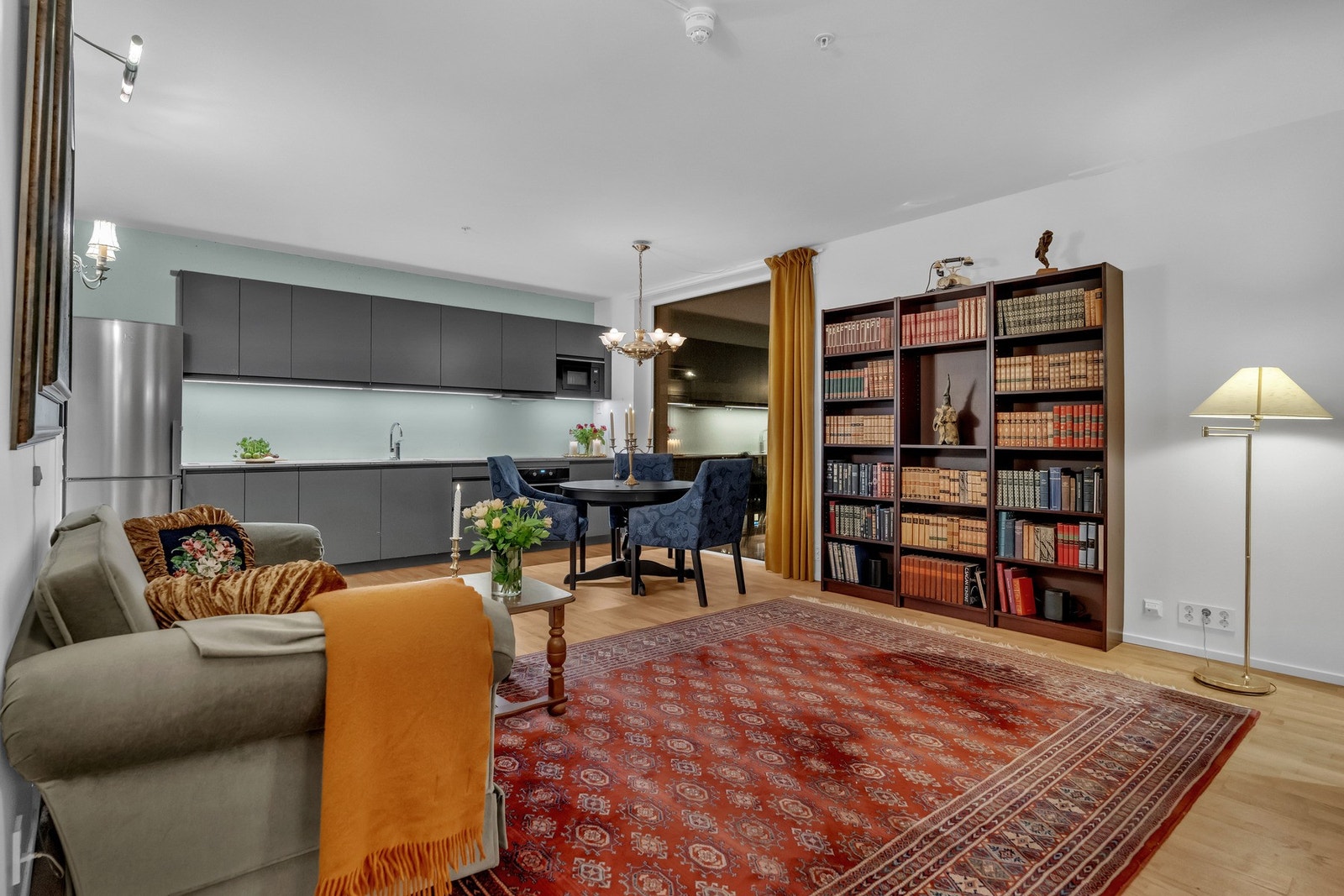 Stuen får en varm og koselig stemning når kvelden senker seg. Galleribilde