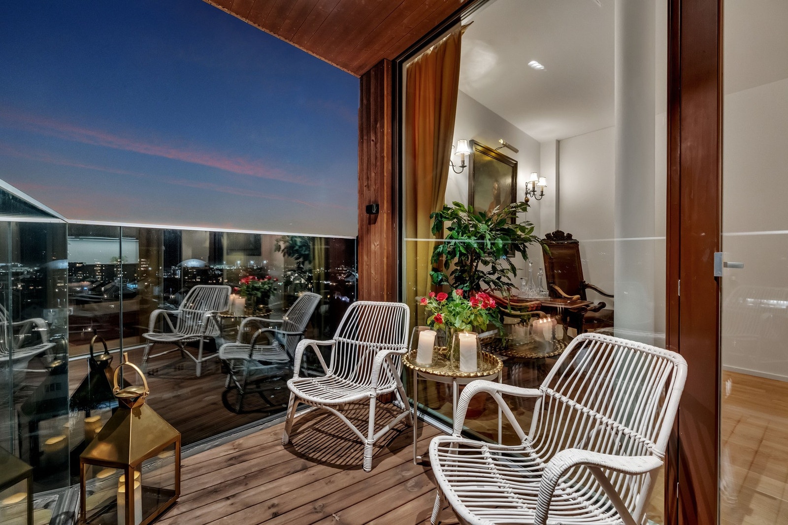 Når mørket senker seg, blir balkongen en lun og stemningsfull oase. Galleribilde