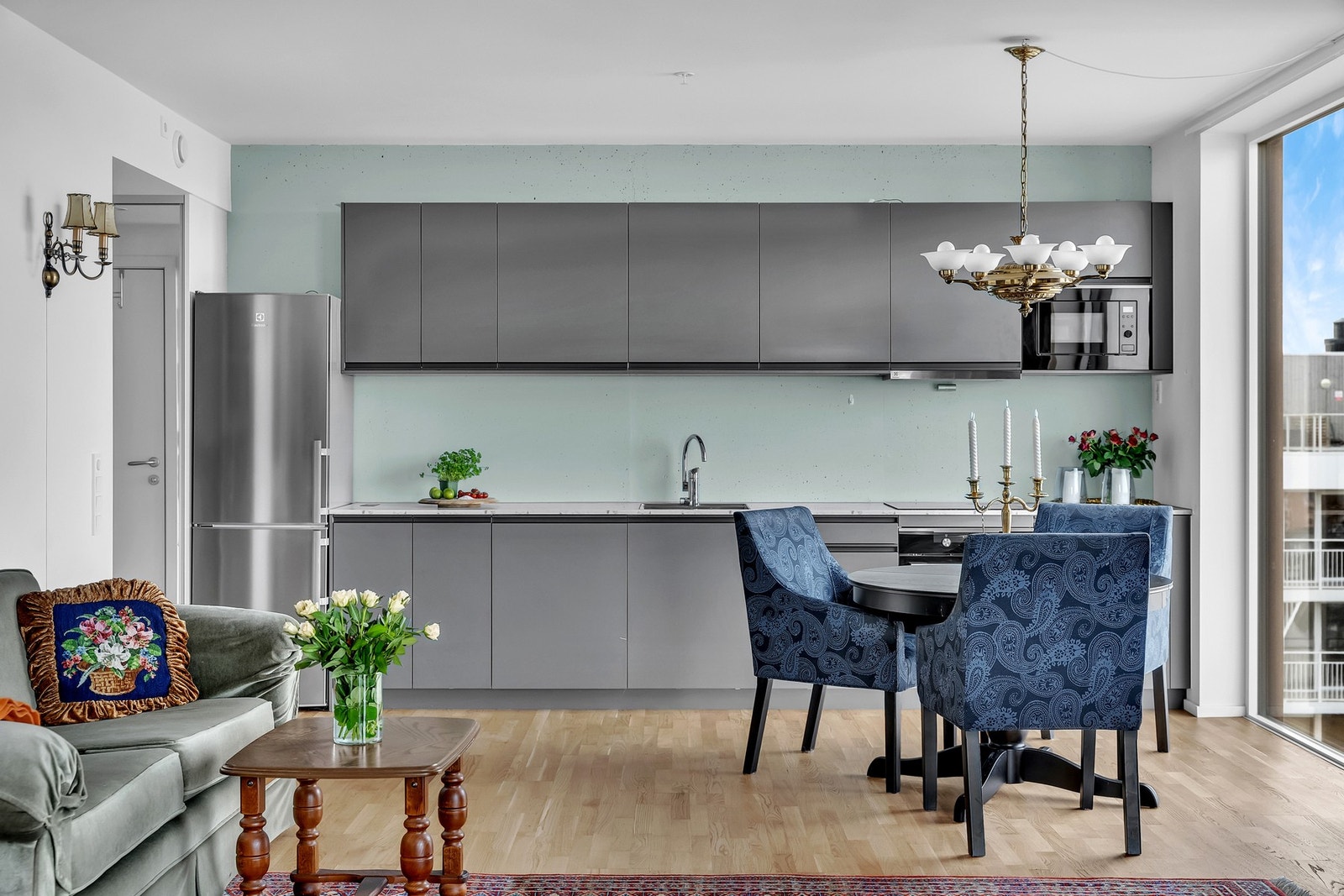 Med en åpen løsning mot stuen blir kjøkkenet et naturlig sosialt samlingspunkt i boligen. Galleribilde