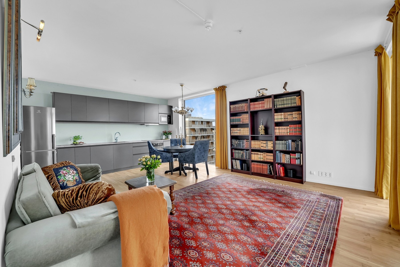 Stuen er luftig og kombinerer moderne og klassiske elementer på en harmonisk måte. Galleribilde