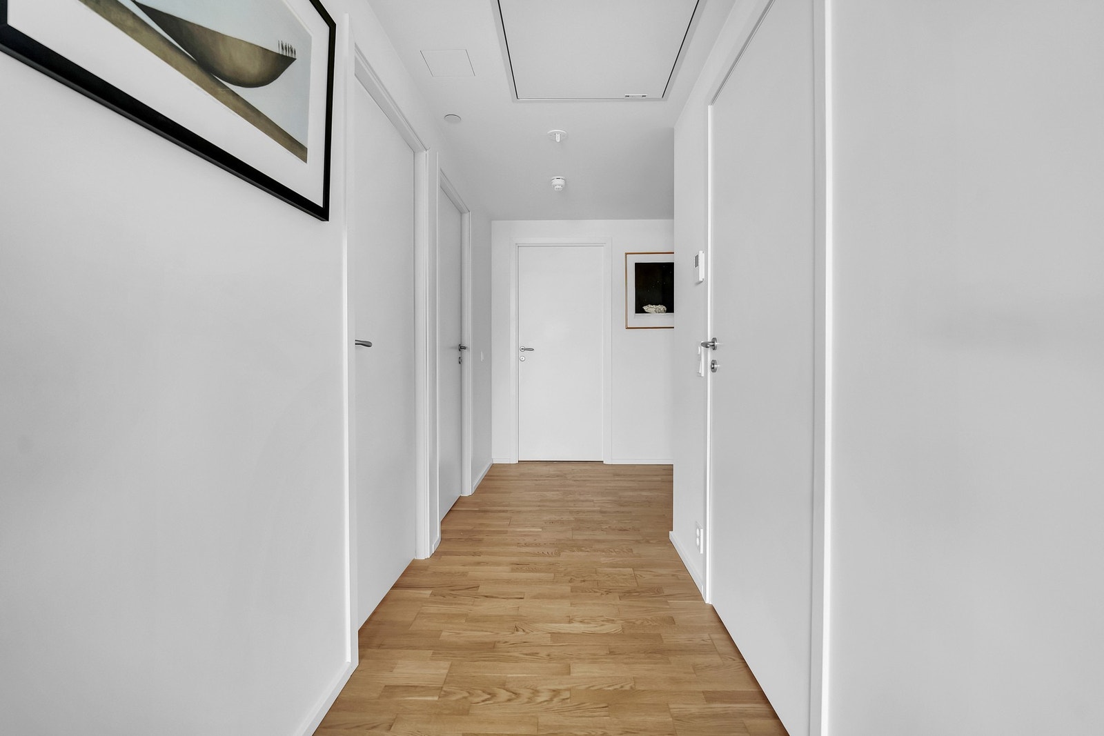 Gangen er romslig og gir effektiv tilgang til alle leilighetens rom, med god plass og en åpen følelse. Galleribilde