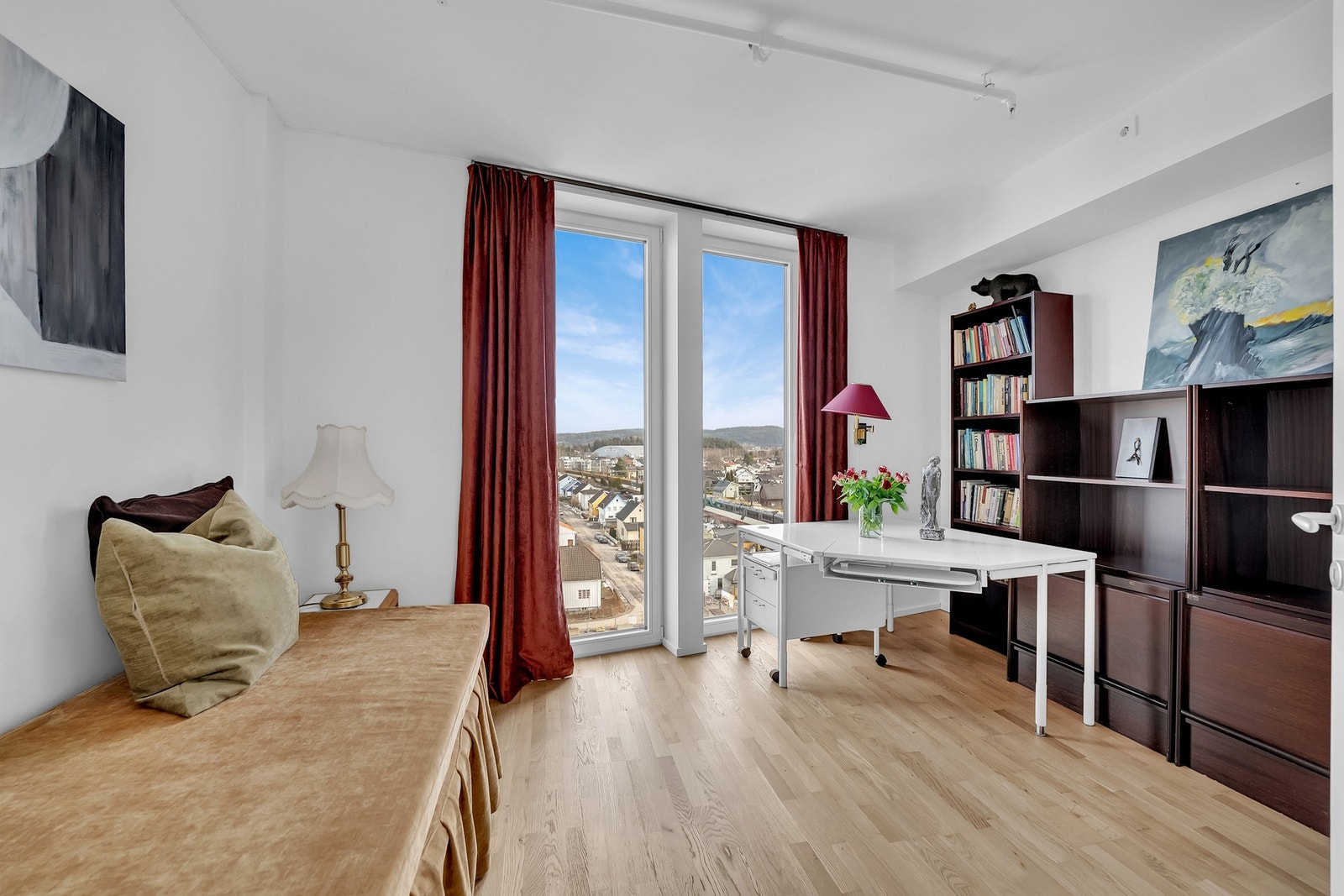 Rommet, som opprinnelig var delt i to soverom, kan lett gjøres om igjen for å skape to separate soverom. Galleribilde