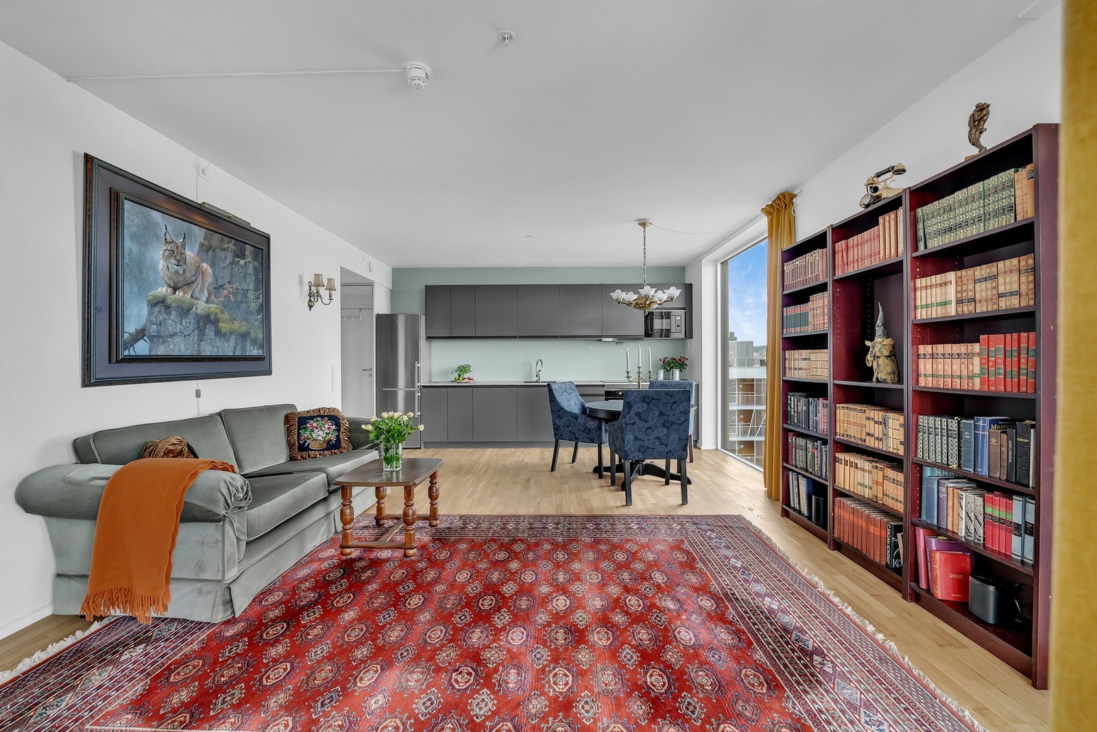 Den åpne planløsningen gir en sømløs forbindelse mellom kjøkken og stue. Galleribilde