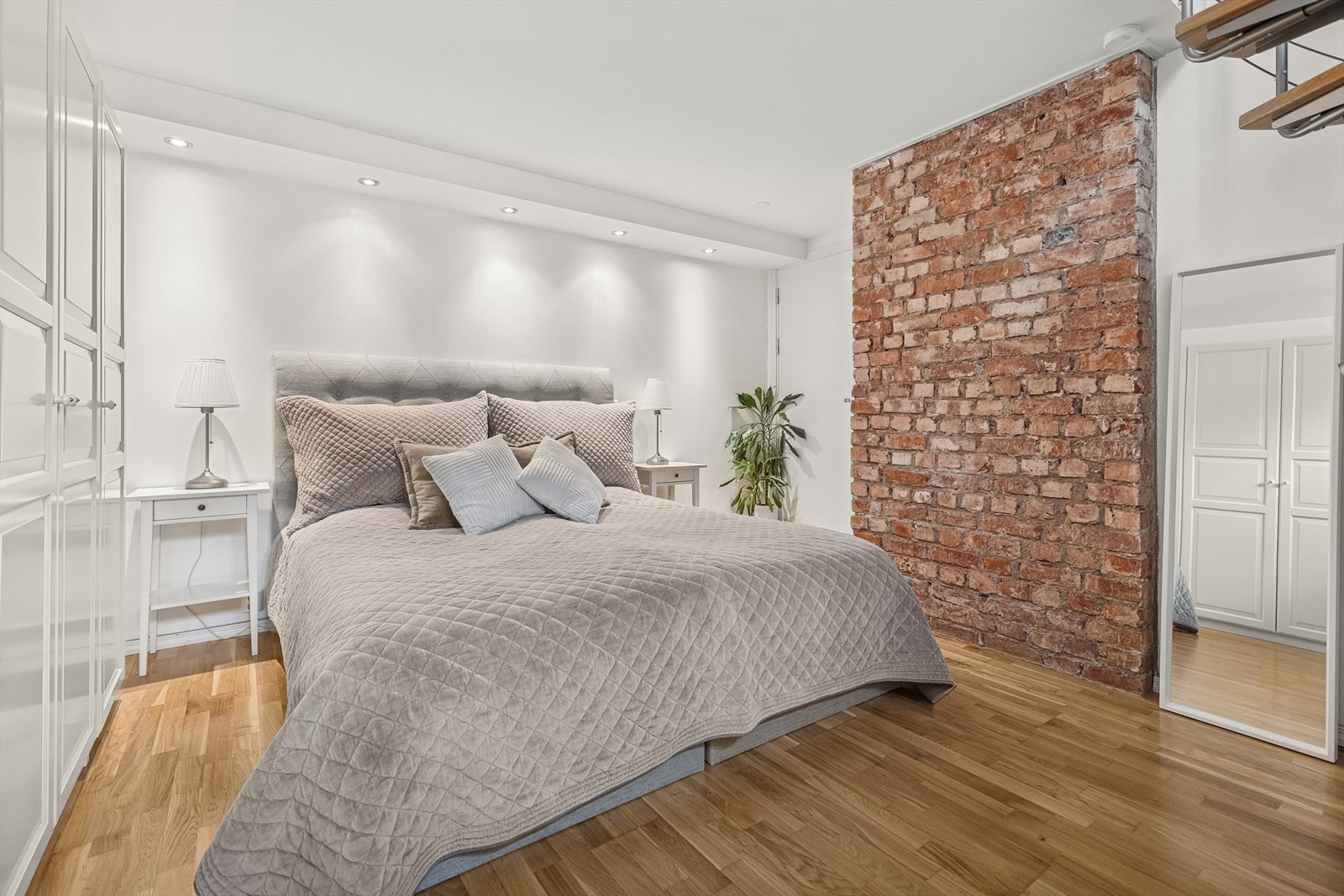 Her har du plassbygde garderobeskap langs veggen, samt en aksentvegg av murstein. Galleribilde