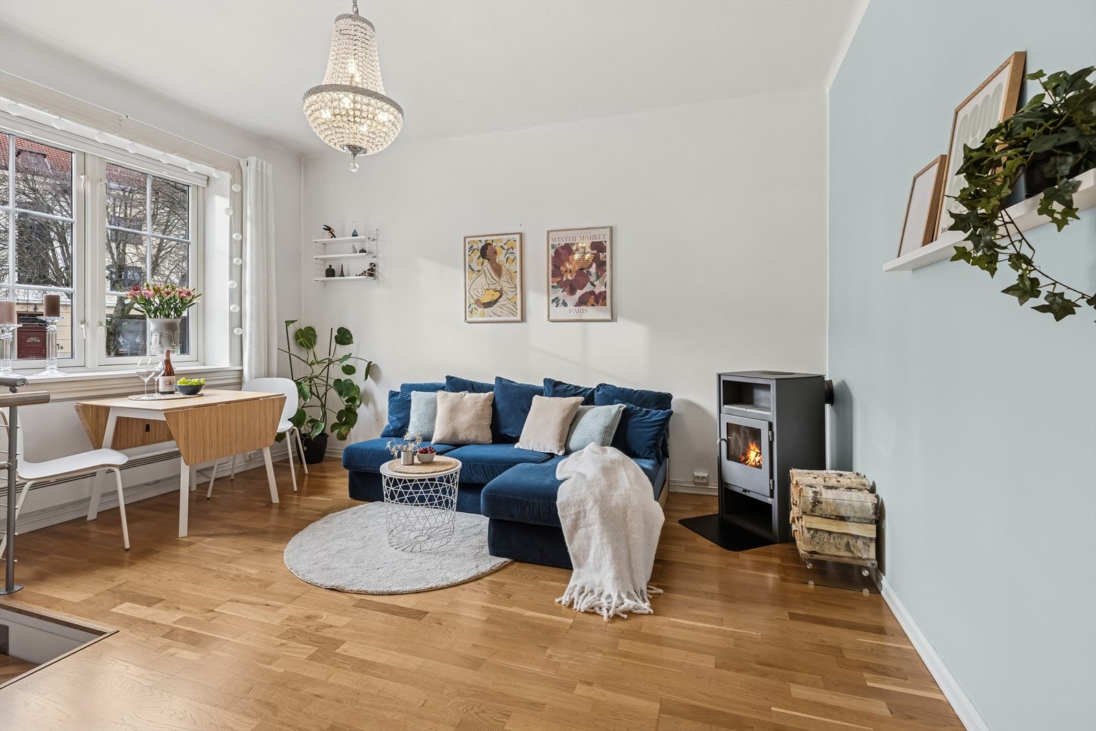 Stuen er det perfekte stedet å samles. Rommet er av god størrelse og kan møbleres etter ønske. Galleribilde