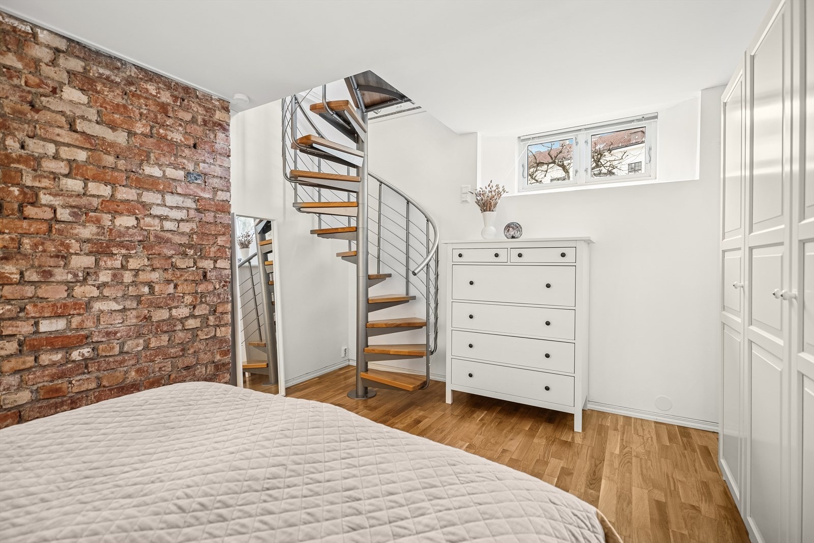 Rommet har god plass til stor dobbeltseng og annet ønsket møblement. Galleribilde