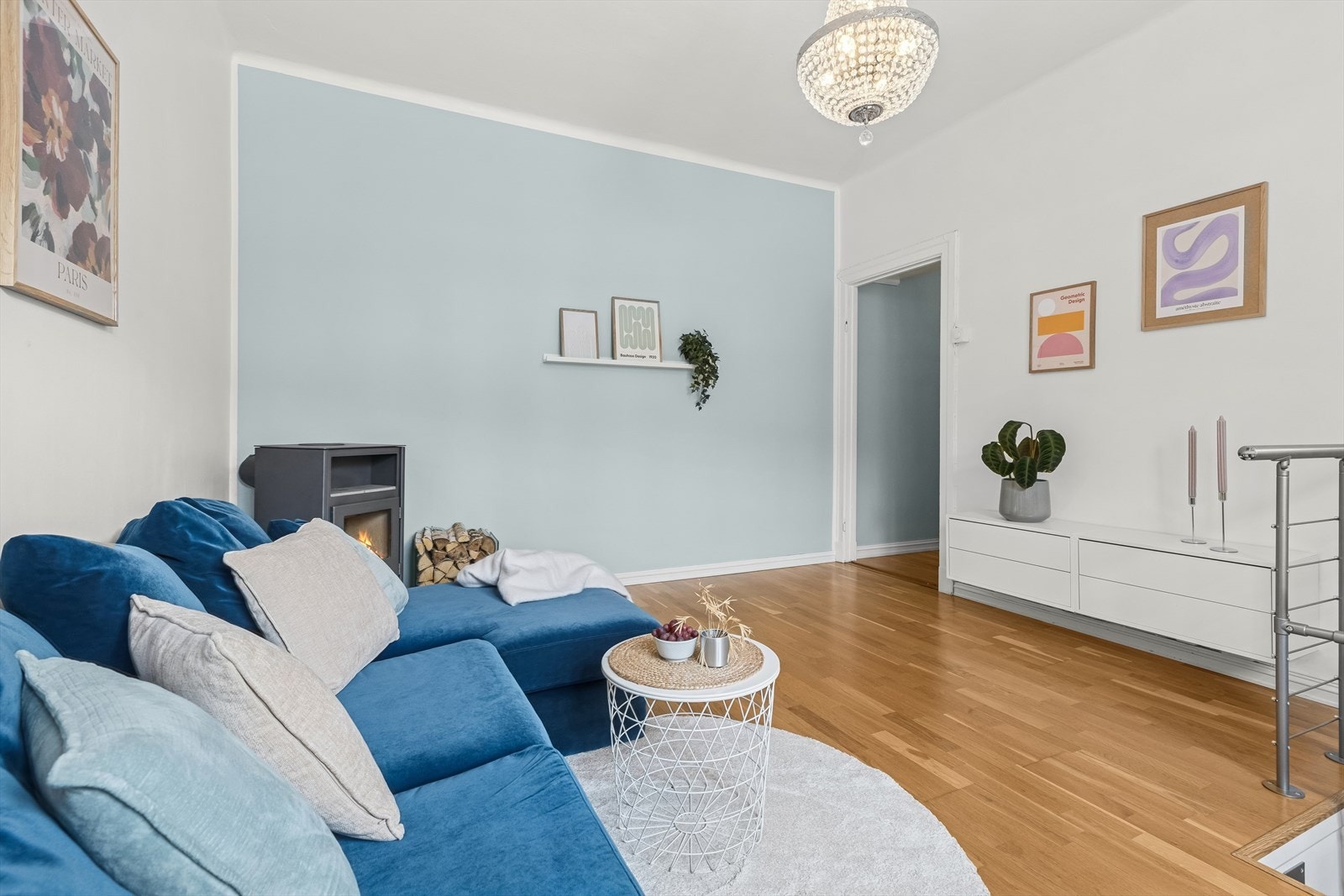 Stuen byr på gode møbleringsmuligheter, med plass til sofa gruppe og spisebord. Galleribilde