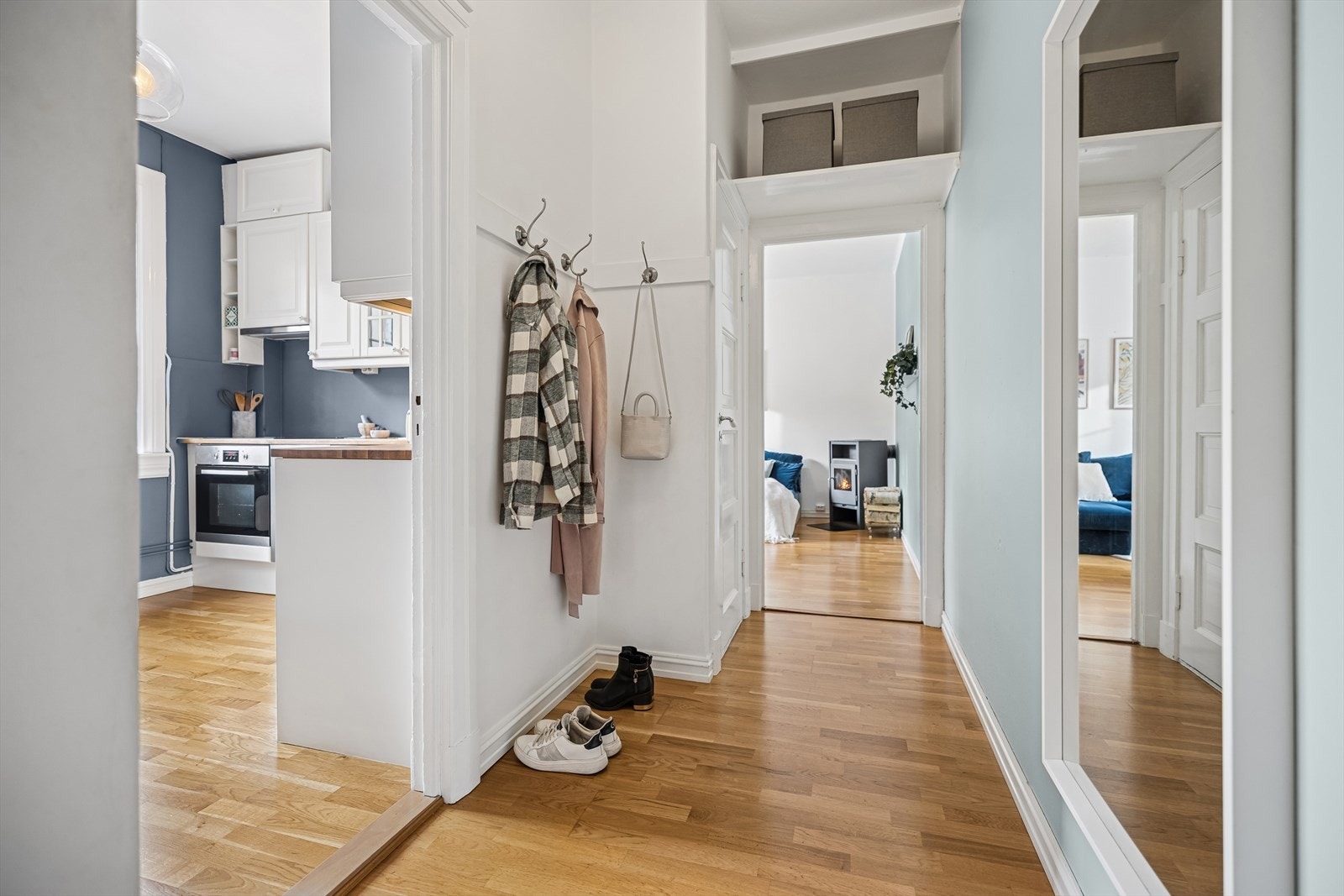 Praktisk entre med plass til å henge fra seg jakker. Galleribilde