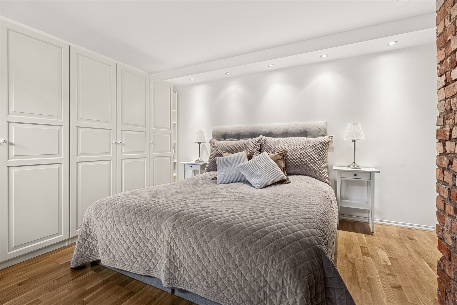 I leilighetens underetasje finner du et romslig og lunt innredet kjellerrom Galleribilde