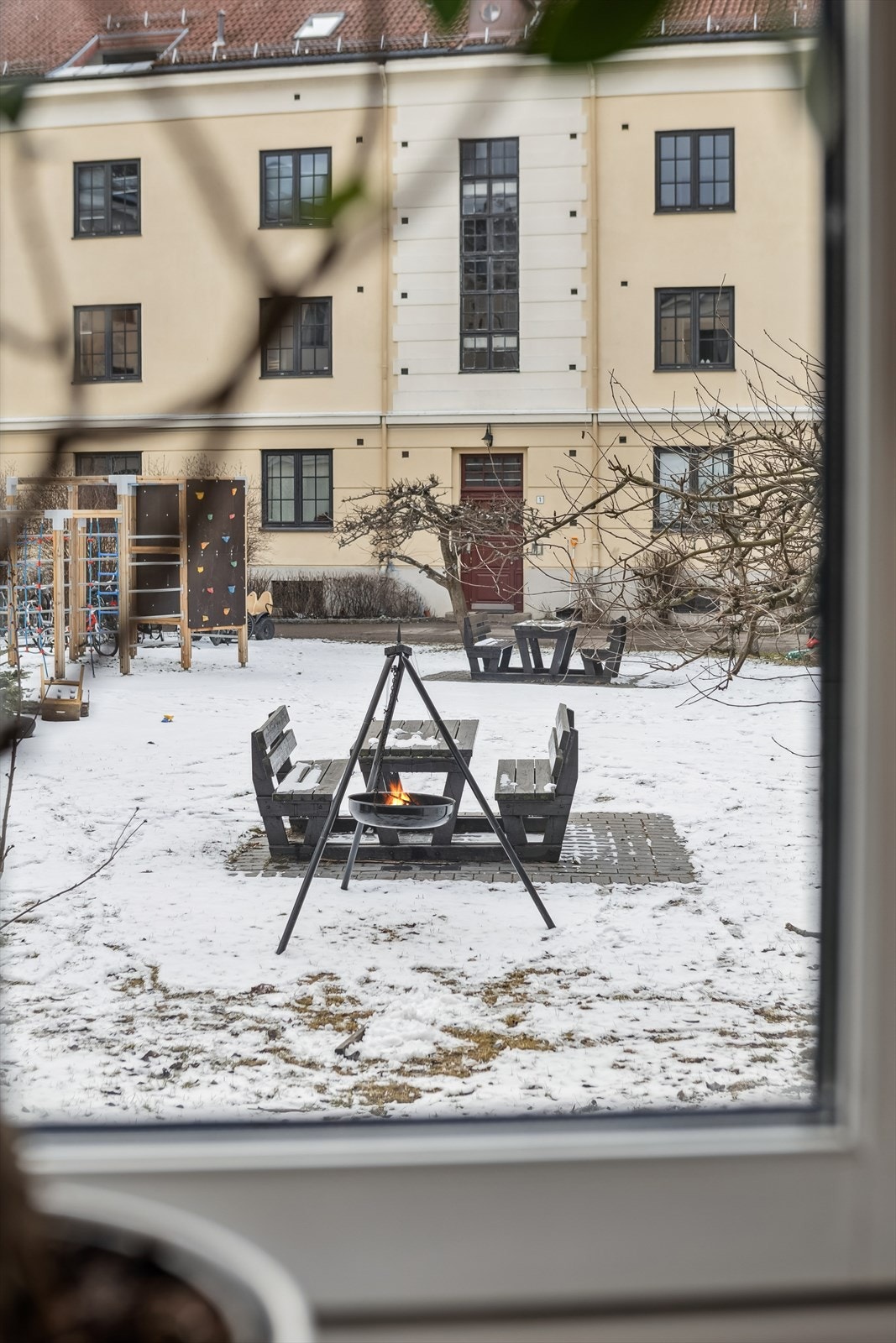 Kjøkkenet vender ut mot rolig bakgård. Galleribilde