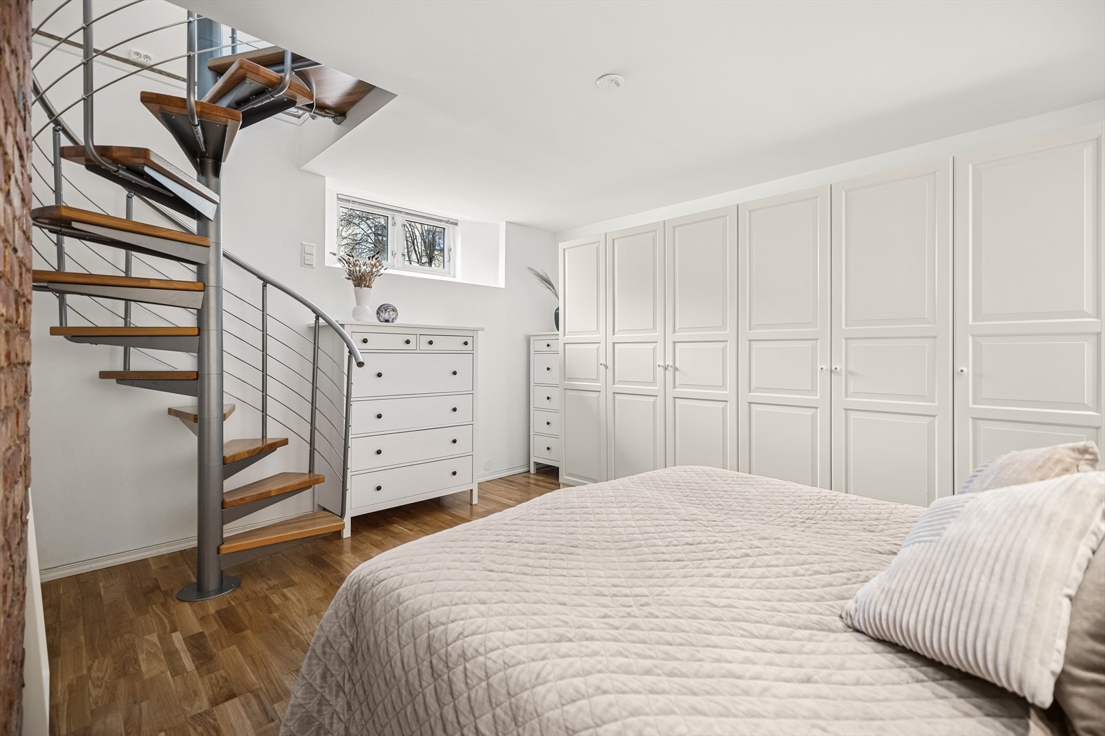 Rommet har en intim og behagelig atmosfære, perfekt for avslappning.
Rommet er ikke godkjent som soverom. Galleribilde