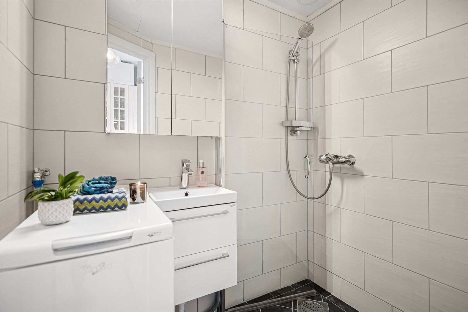 Praktisk og hygienisk løsning som gir økt privatliv, effektiv bruk av plass, og fleksibilitet i design. Galleribilde