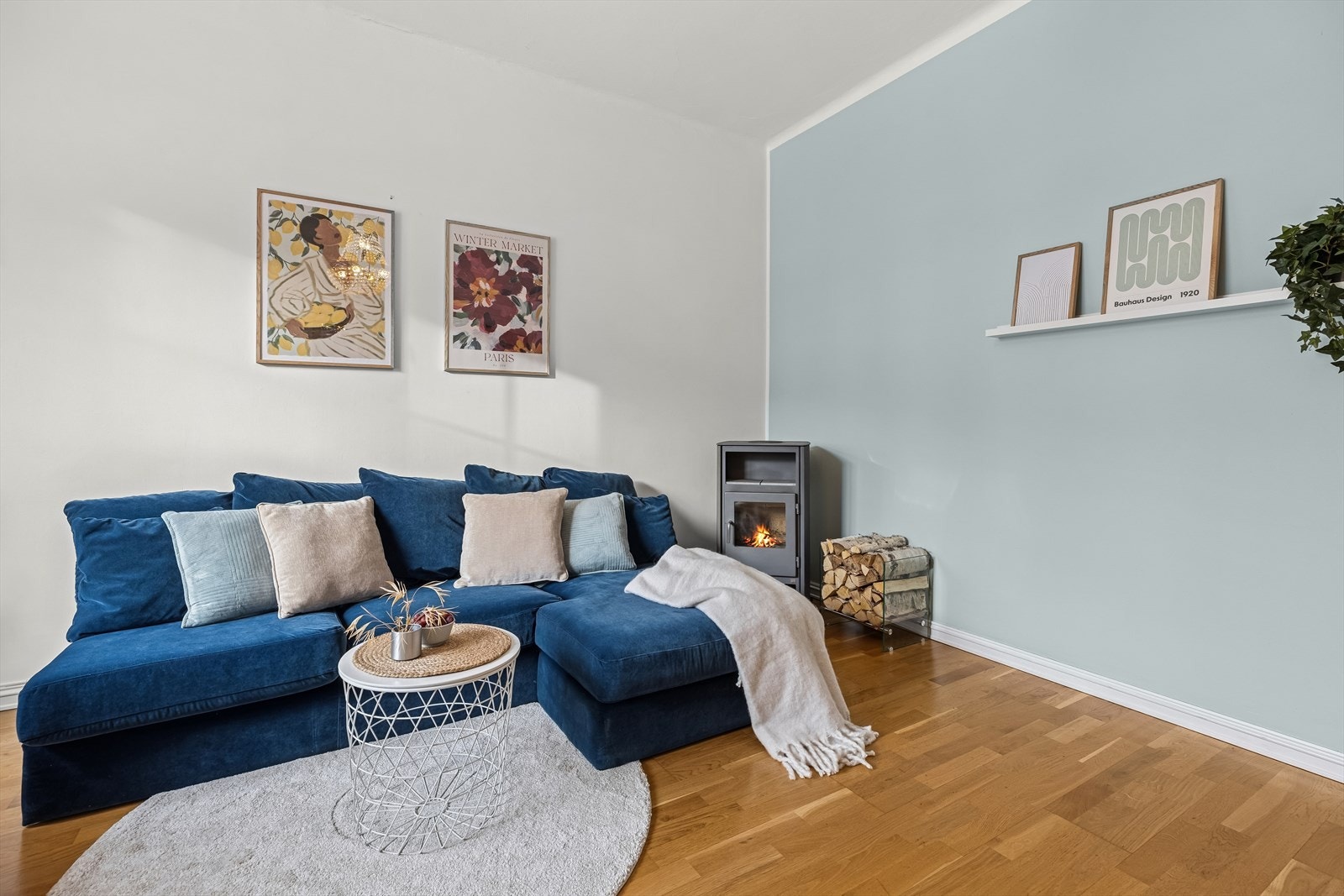 Den stilfulle peisen gir stuen en varm og innbydende atmosfære, ideell for koselige kvelder. Galleribilde