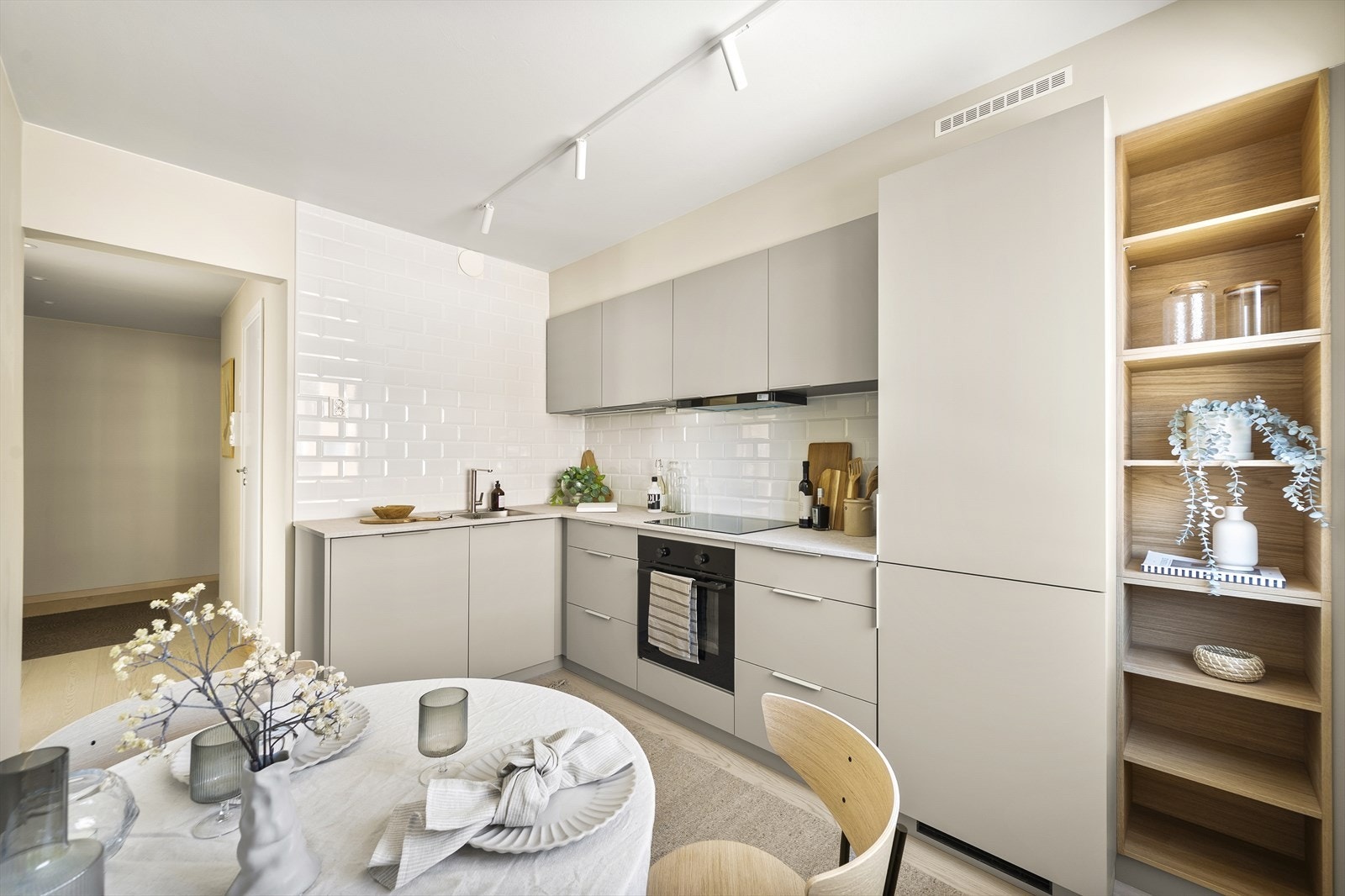 På kjøkkenet er det også fin plass til en liten sittegruppe. Her kan morgenkaffen nytes. Galleribilde