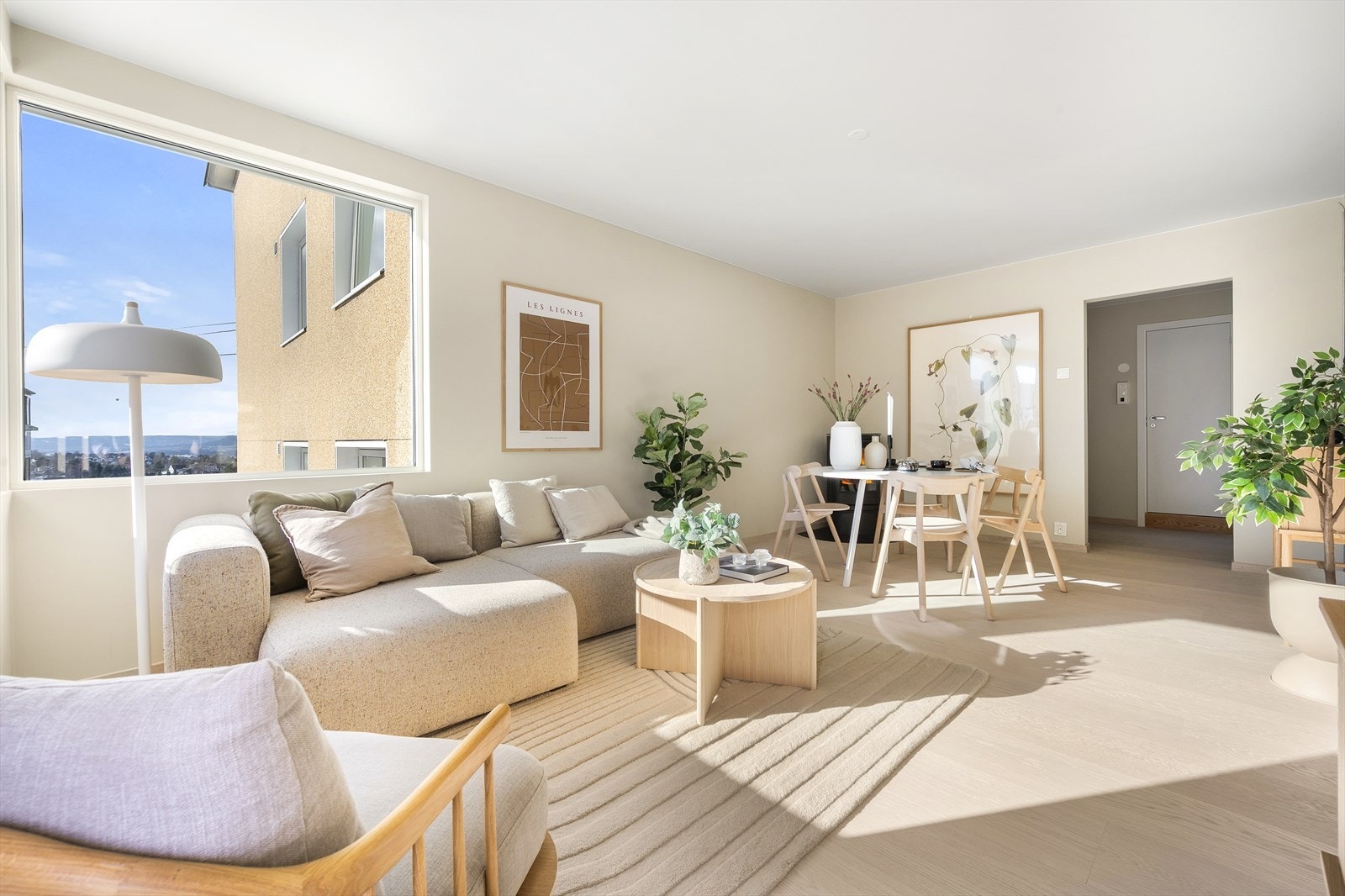 Store vindusflater på to sider gir gode lys- og solforhold. Galleribilde