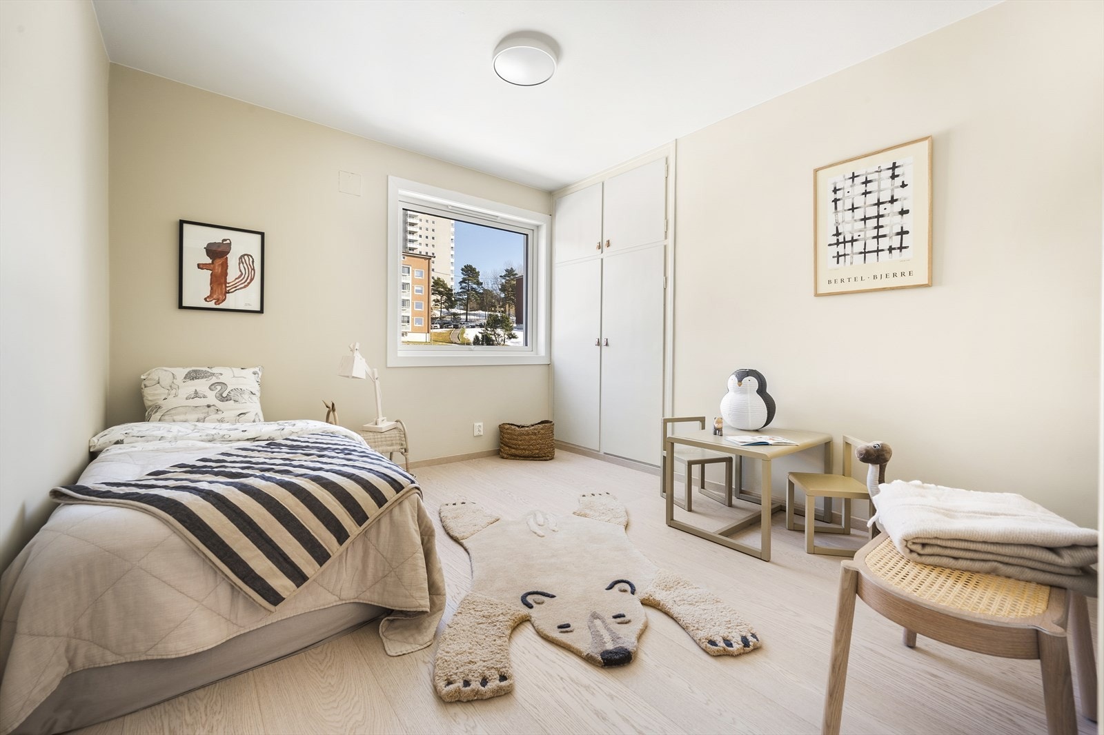 Soverom II | Praktisk og romslig soverom med flere innredningsmuligheter. Innebygd garderobe med oppbevaringsplass. Galleribilde