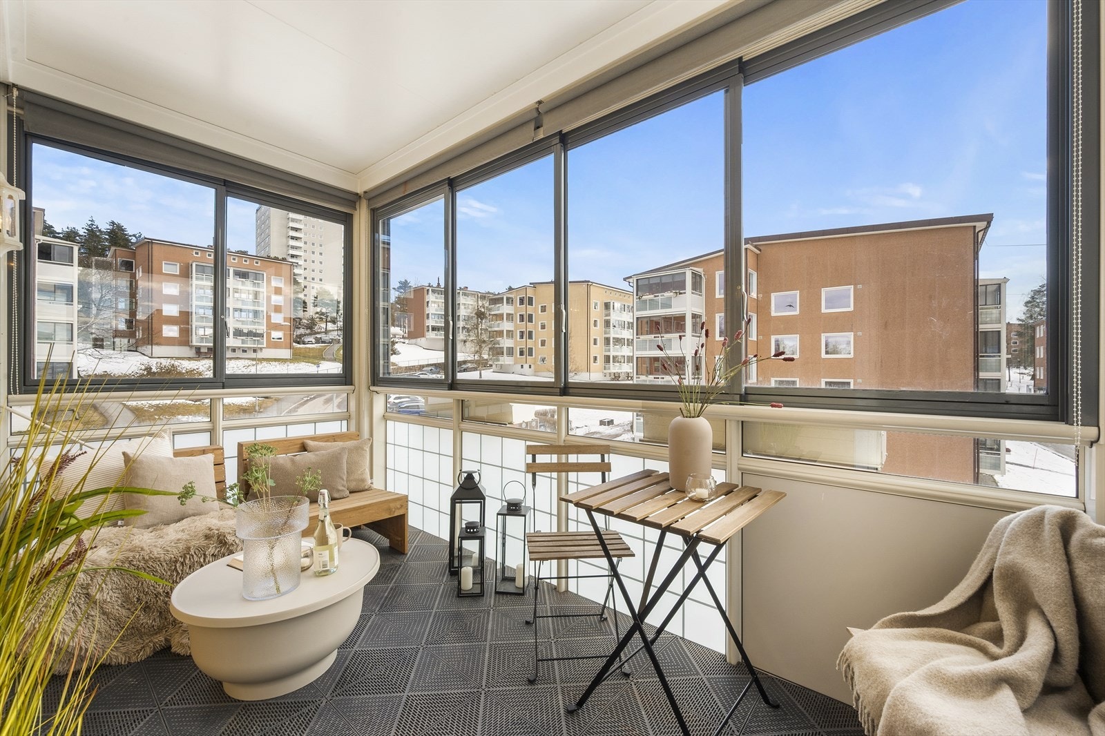 Her får kjøper gleden av gode solforhold, fin plass til utemøbler og en lun balkong som er en fin forlengelse av stuen. Galleribilde