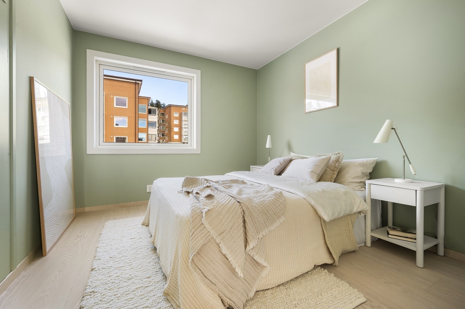 Hovedsoveommet | Romslig hovedoverom med plass til stor dobbeltseng og tilhørende nattbord. Galleribilde