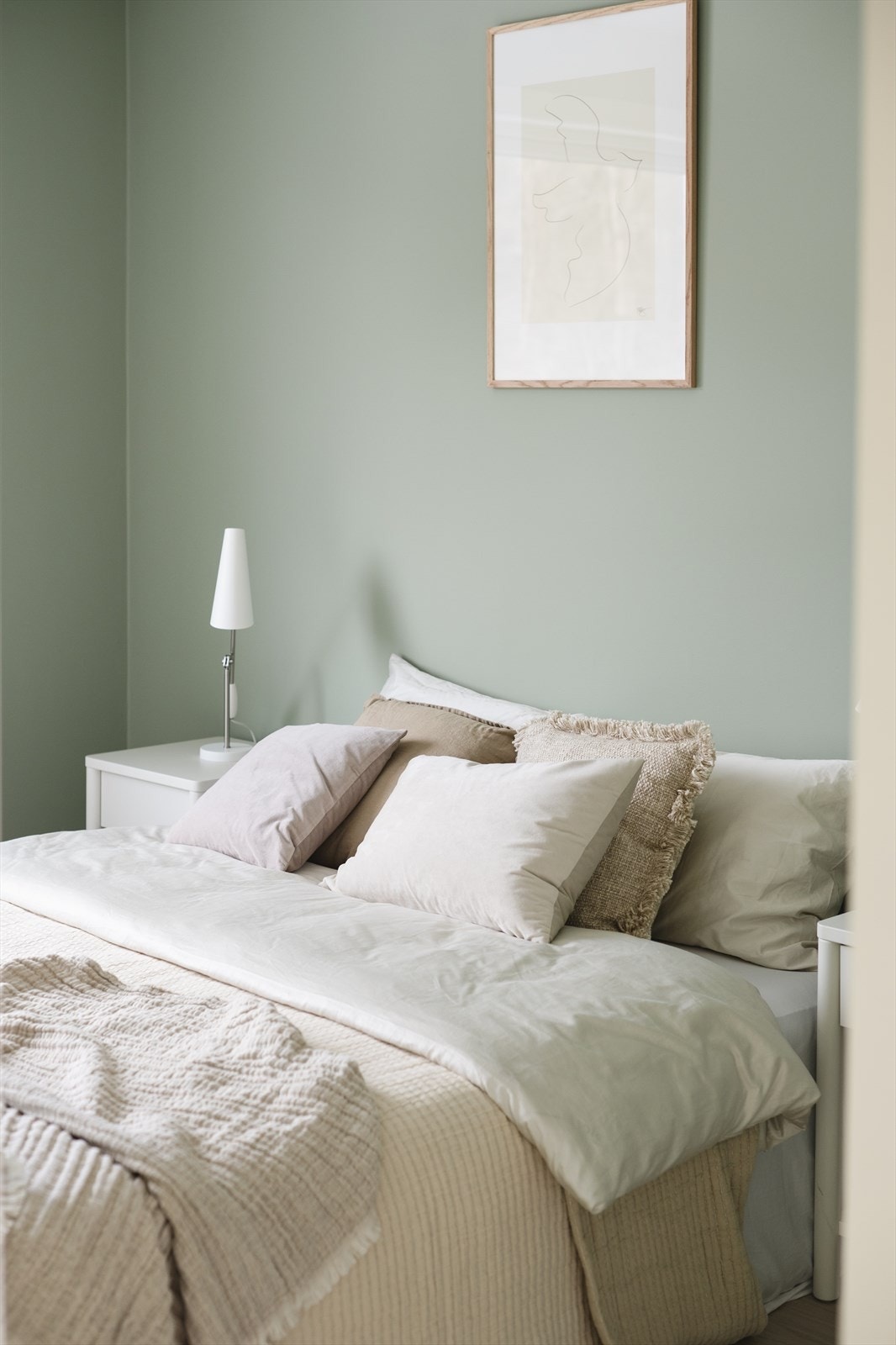 Rommet er malt i en lekker grønnfarge. Galleribilde