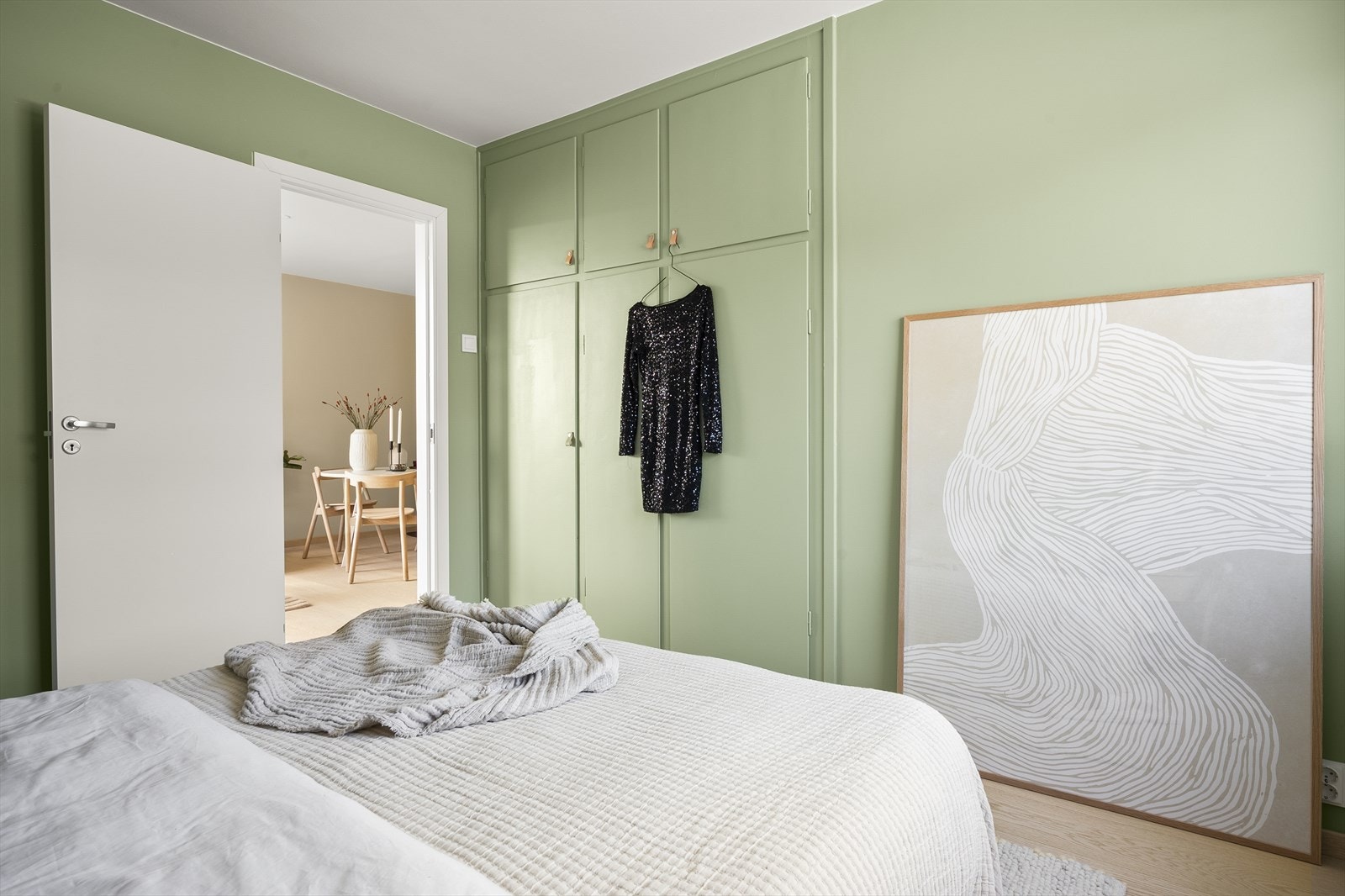 Innbygd garderobeskap med god plass til oppbevaring. Galleribilde