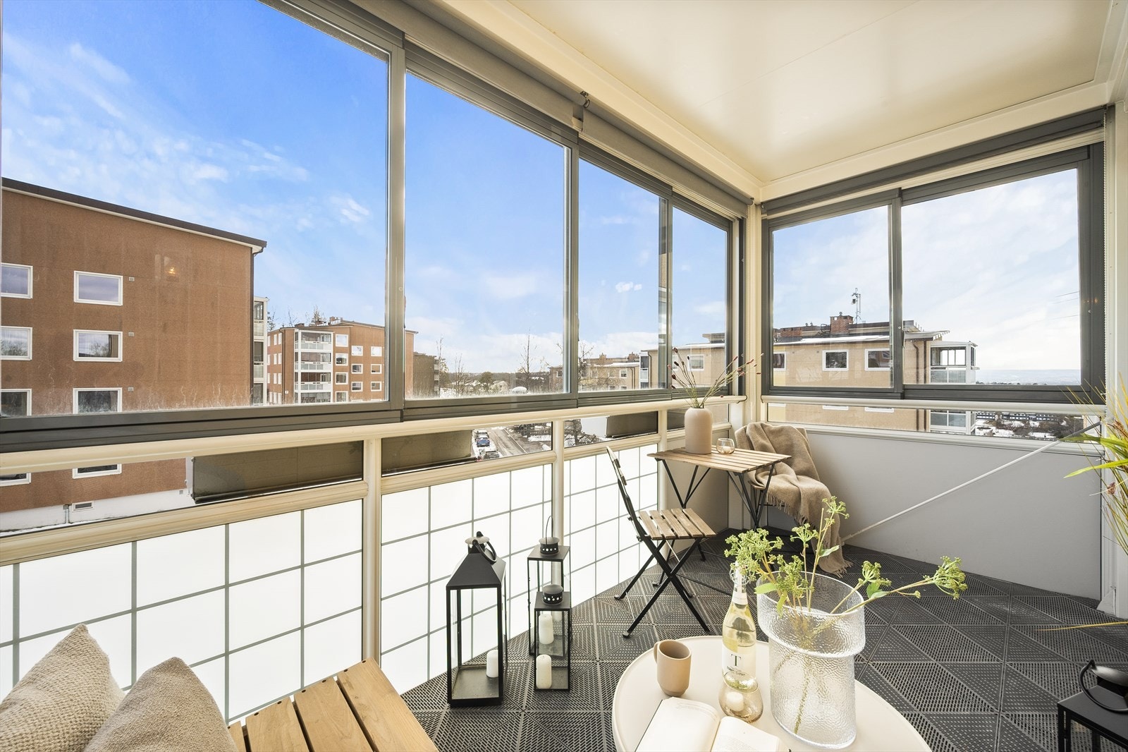 En lekker og nyoppusset 3-roms med sydvendt innglasset balkong med flott utsikt. Galleribilde