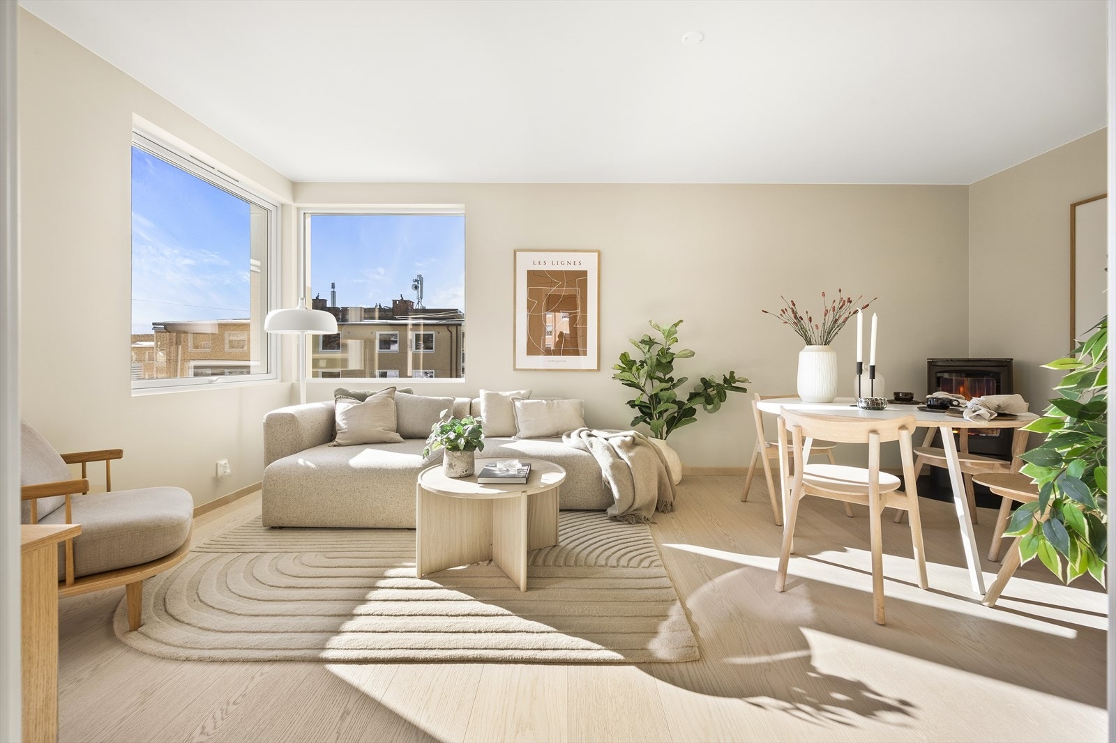 Leiligheten ble pusset opp i 2025 og har en gjennomgående høy standard, flotte detaljer og god planløsning. Galleribilde