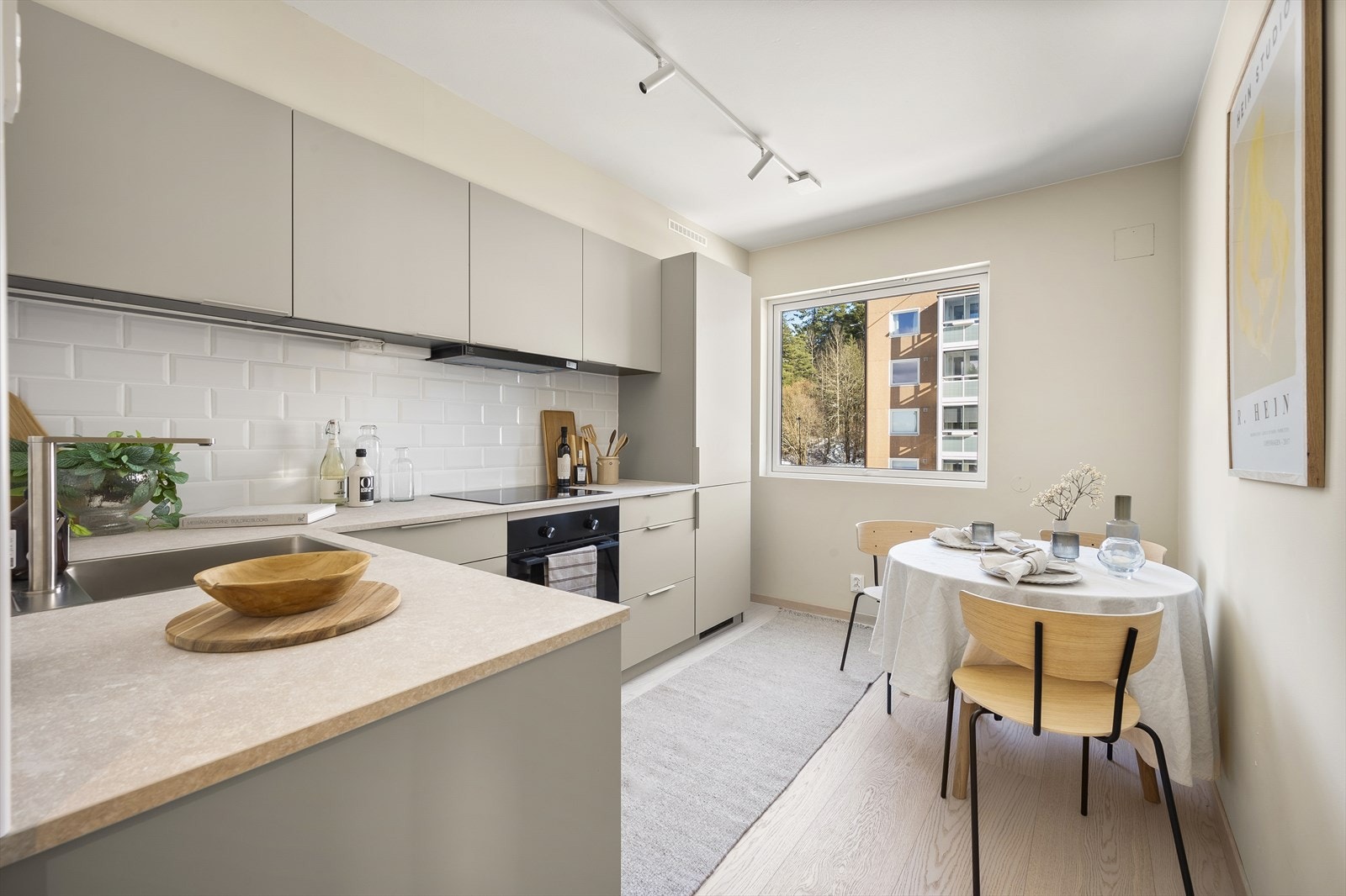 Delikat og tidløst kjøkken fra 2025 med alt av hvitevarer inkludert. Galleribilde