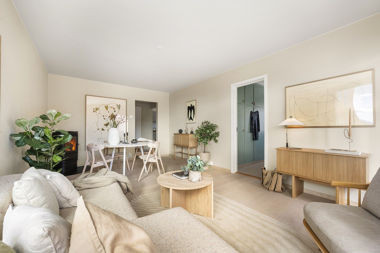 Leiligheten er malt i delikate og moderne fargevalg som gjør det enkelt å innrede. Galleribilde