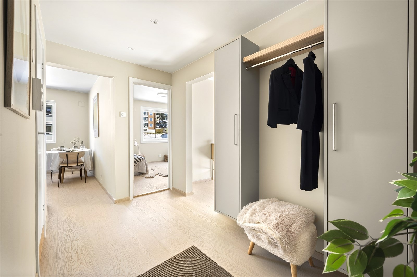 Entrè med praktisk garderobeløsning for sko og yttertøy. Skap medfølger handelen. Fra entrè er det adkomst til bad og soverom 2. Galleribilde