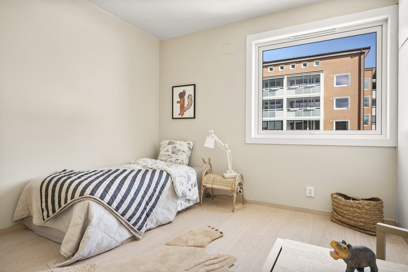 Rommet har godt med naturlig lysinnslipp. Galleribilde