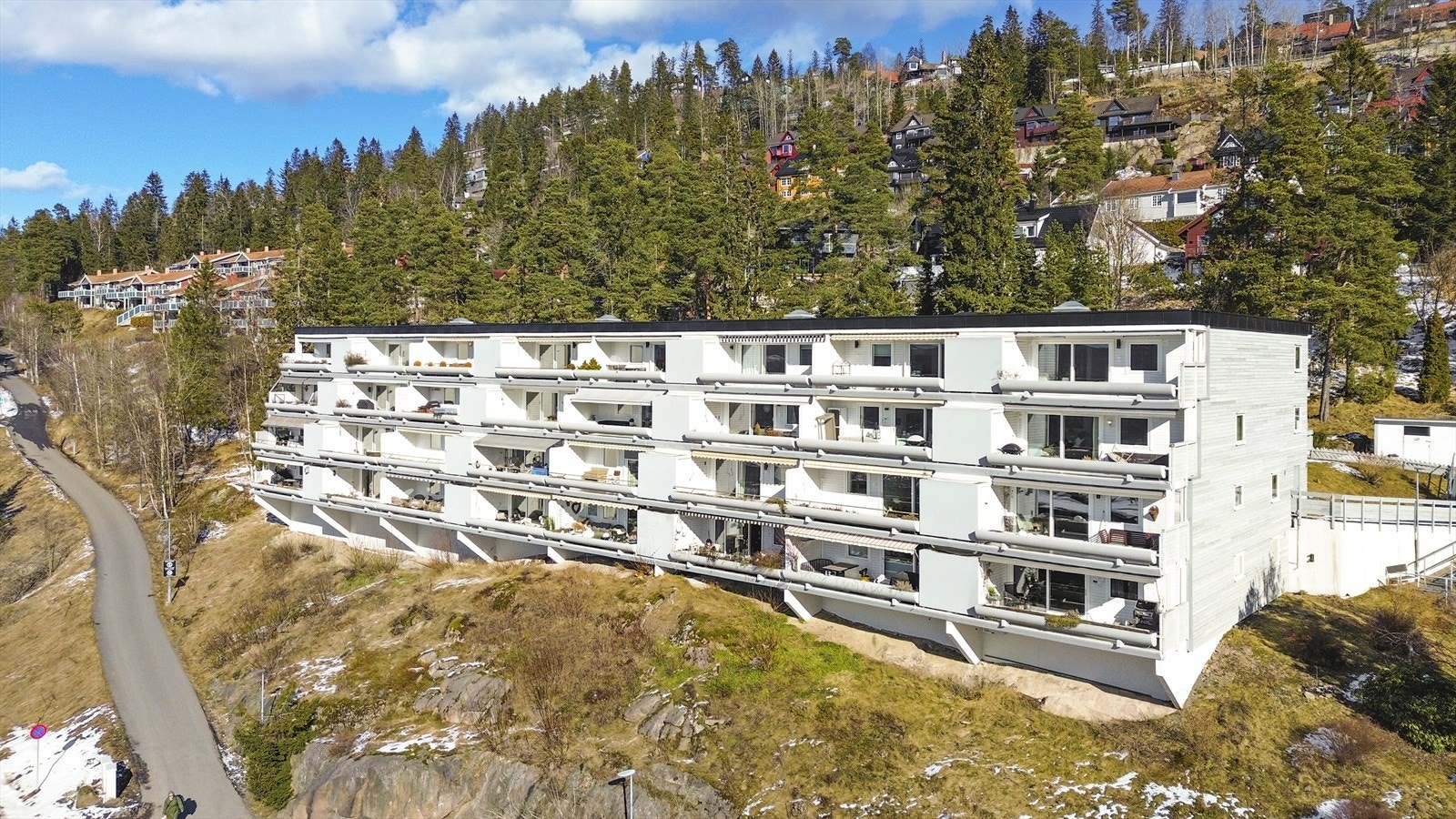 Leiligheten har en attraktiv beliggenhet ved markagrensen på Holmenkollens vestside, også kalt solsiden Galleribilde
