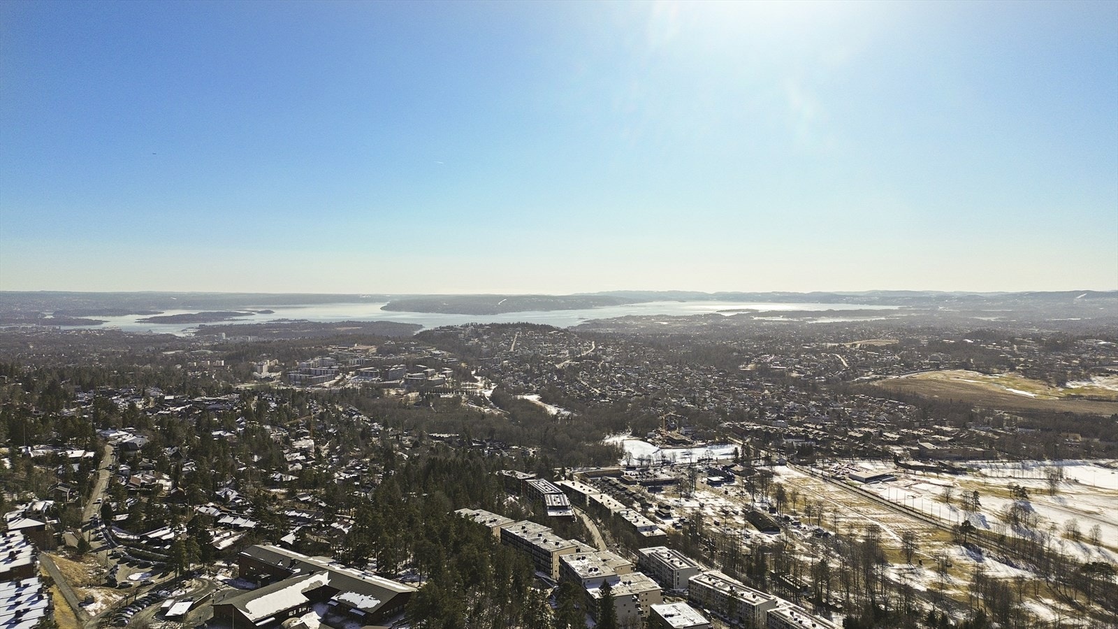 Området ligger høyt og fritt med formidabel utsikt mot Oslofjorden, Bogstadvannet, Bærumsmarka, Sørkedalen og Nordmarka Galleribilde