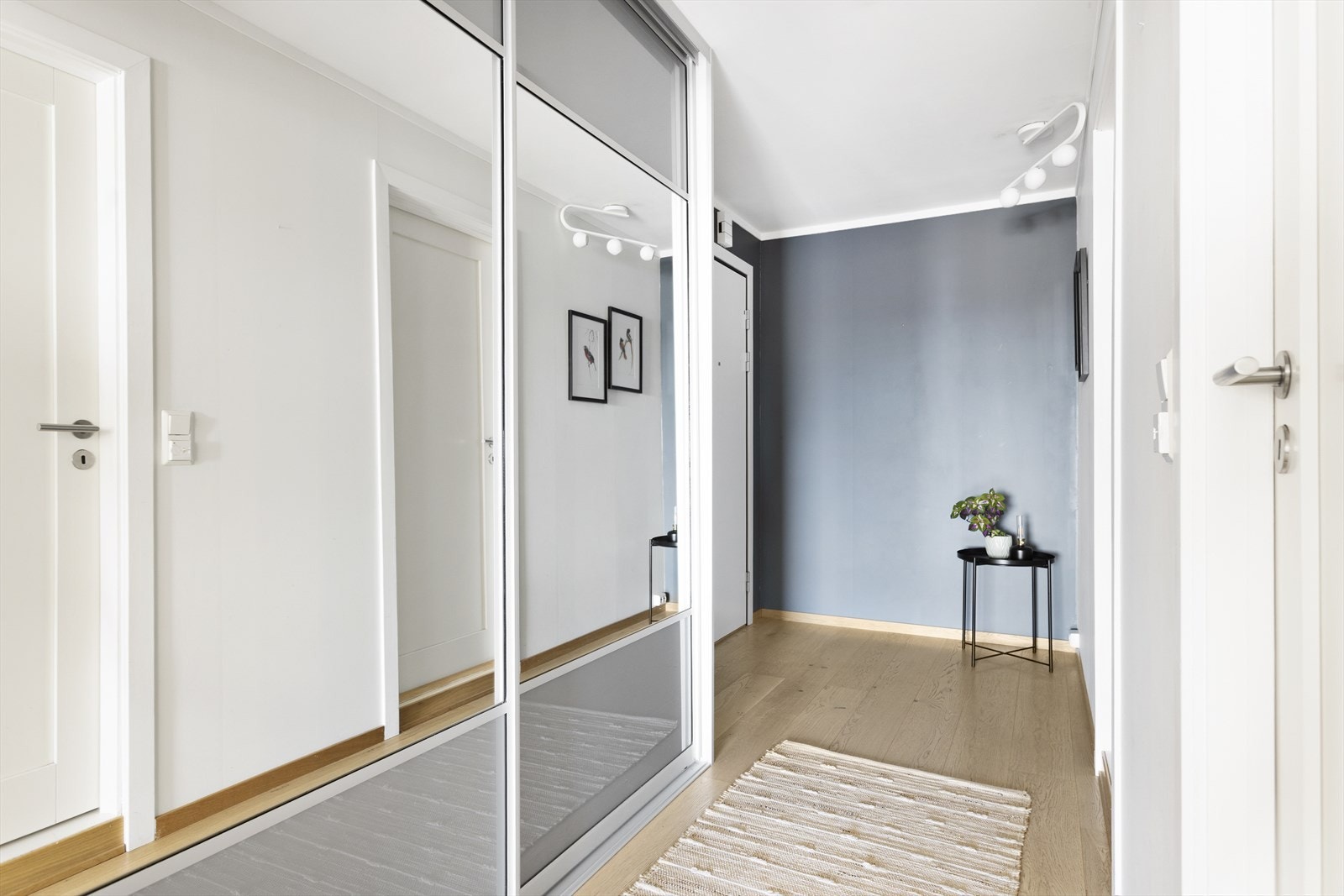 Entré med skyvedørsgarderobe, porttelefon og inngangsdør fra 2024 Galleribilde
