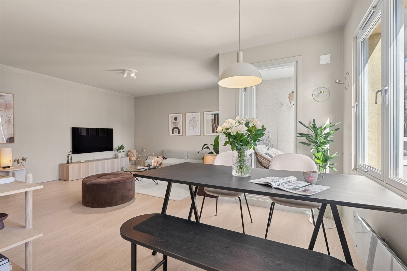 Stuen har naturlige møbleringssoner og blir et sosialt oppholdsareal. Galleribilde