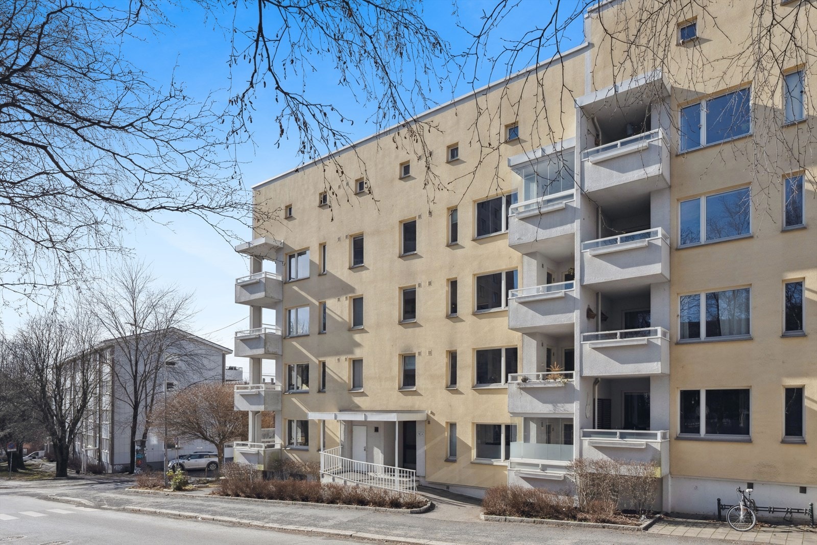 Eiendommen ligger tilbaketrukket, med umiddelbar nærhet til det meste du trenger i hverdagen. Galleribilde