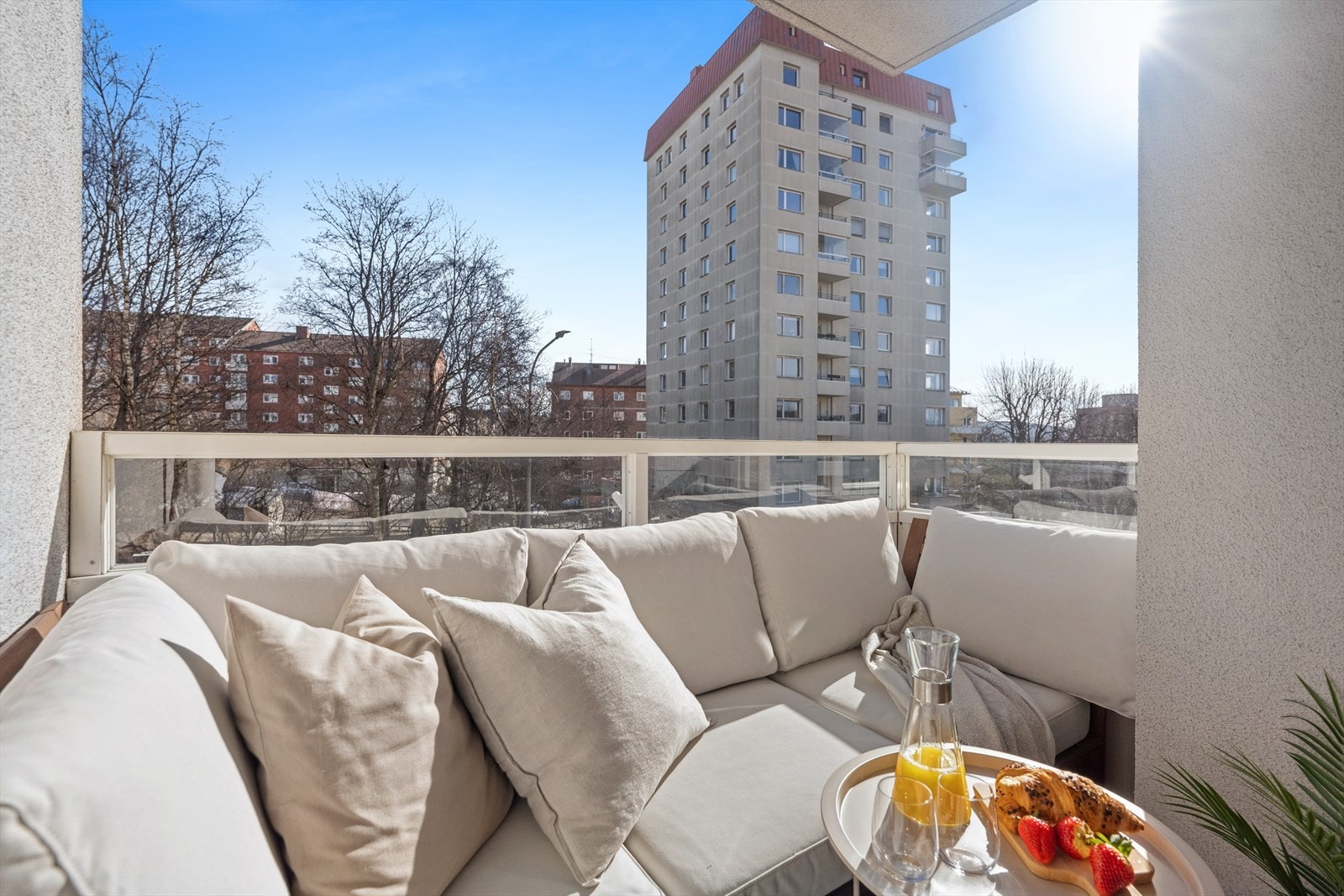 Balkongen har god plass til en sittegruppe - perfekt for både en rolig morgenkaffe og sosiale sammenkomster med venner. Galleribilde