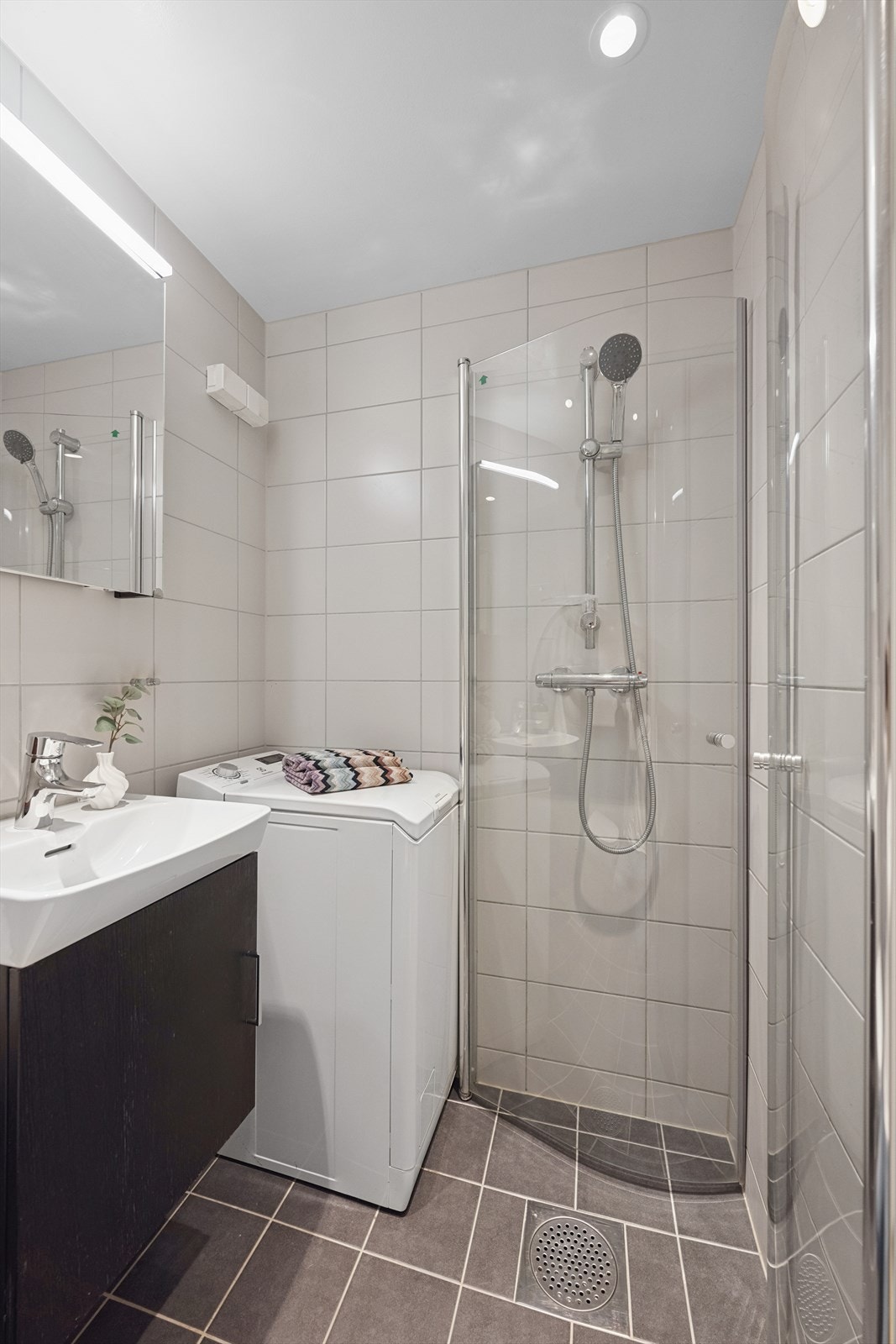 Boligens baderom ble rehabilitert i regi av borettslaget i 2017 og fremstår som moderne. Baderommet er flislagt med varmekabler i gulv og har downlights i tak. Galleribilde