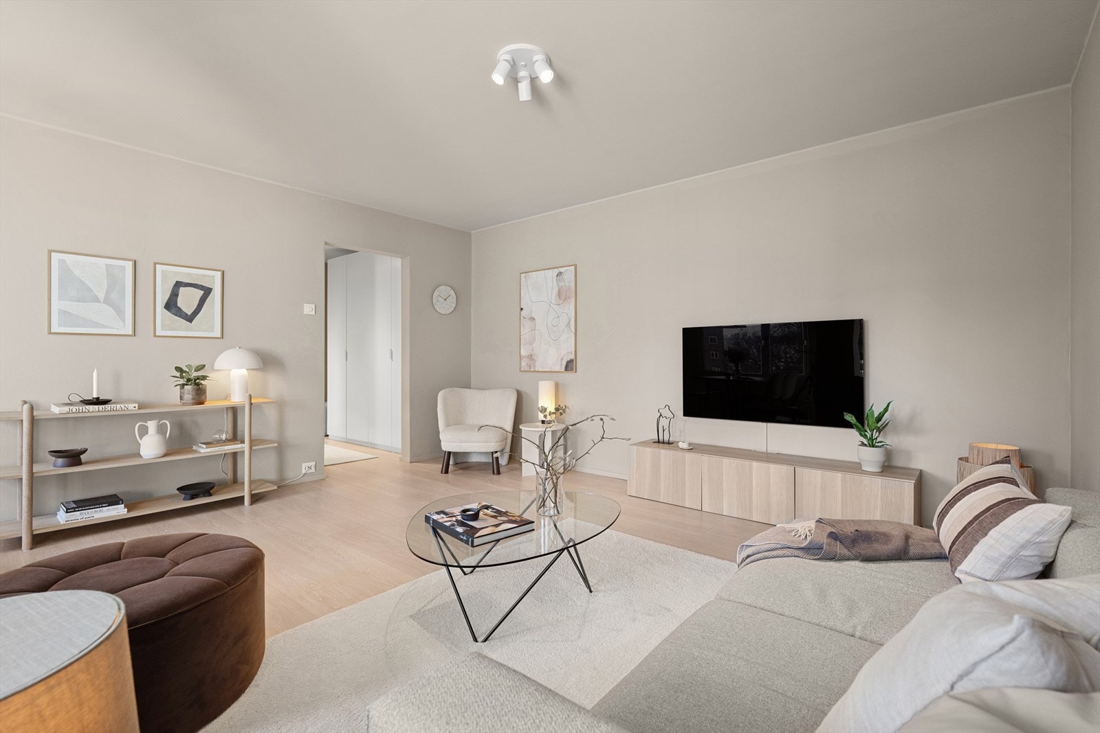 Boligens oppholdsareal har naturlige møbleringssoner. Galleribilde