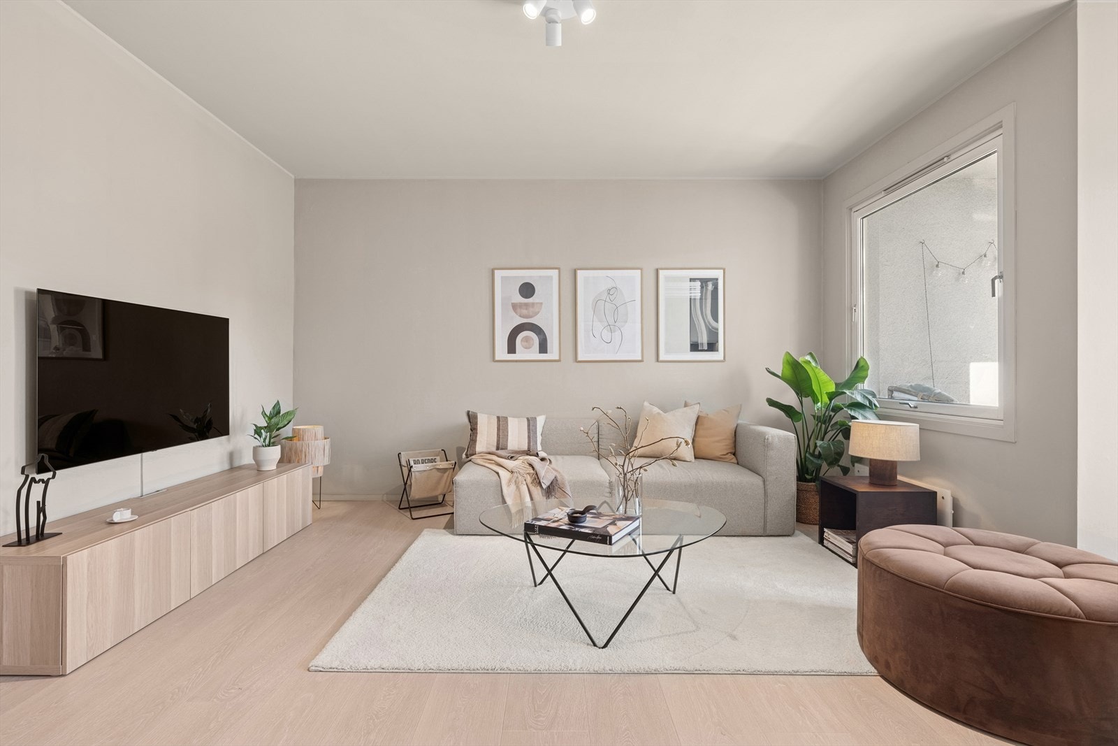 Boligen byr på rene flater med gode farge- og materialvalg. Galleribilde