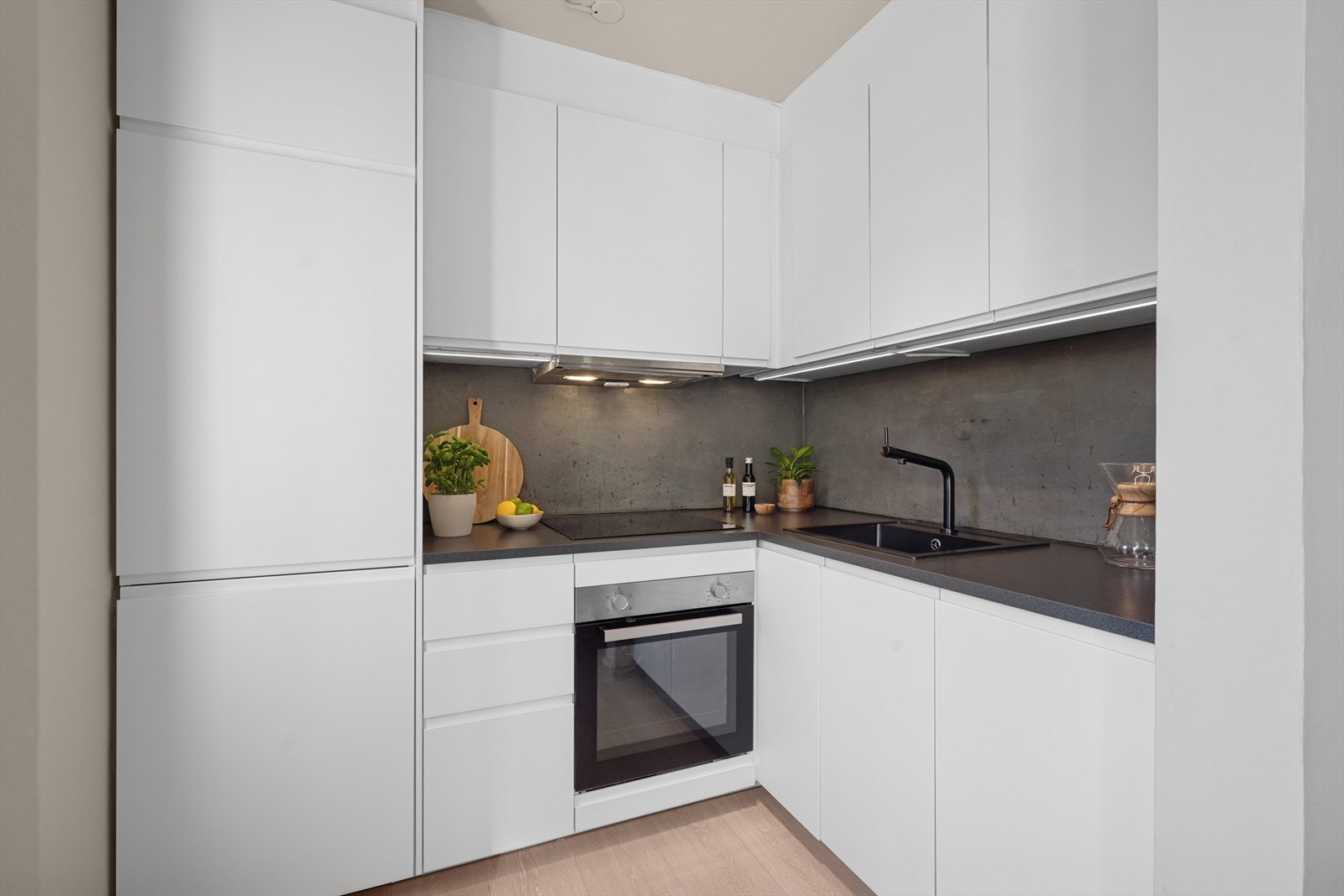 Boligens kjøkken er moderne med en innredning fra 2019. Kjøkkenet byr på et stilrent design og praktiske løsninger. Galleribilde