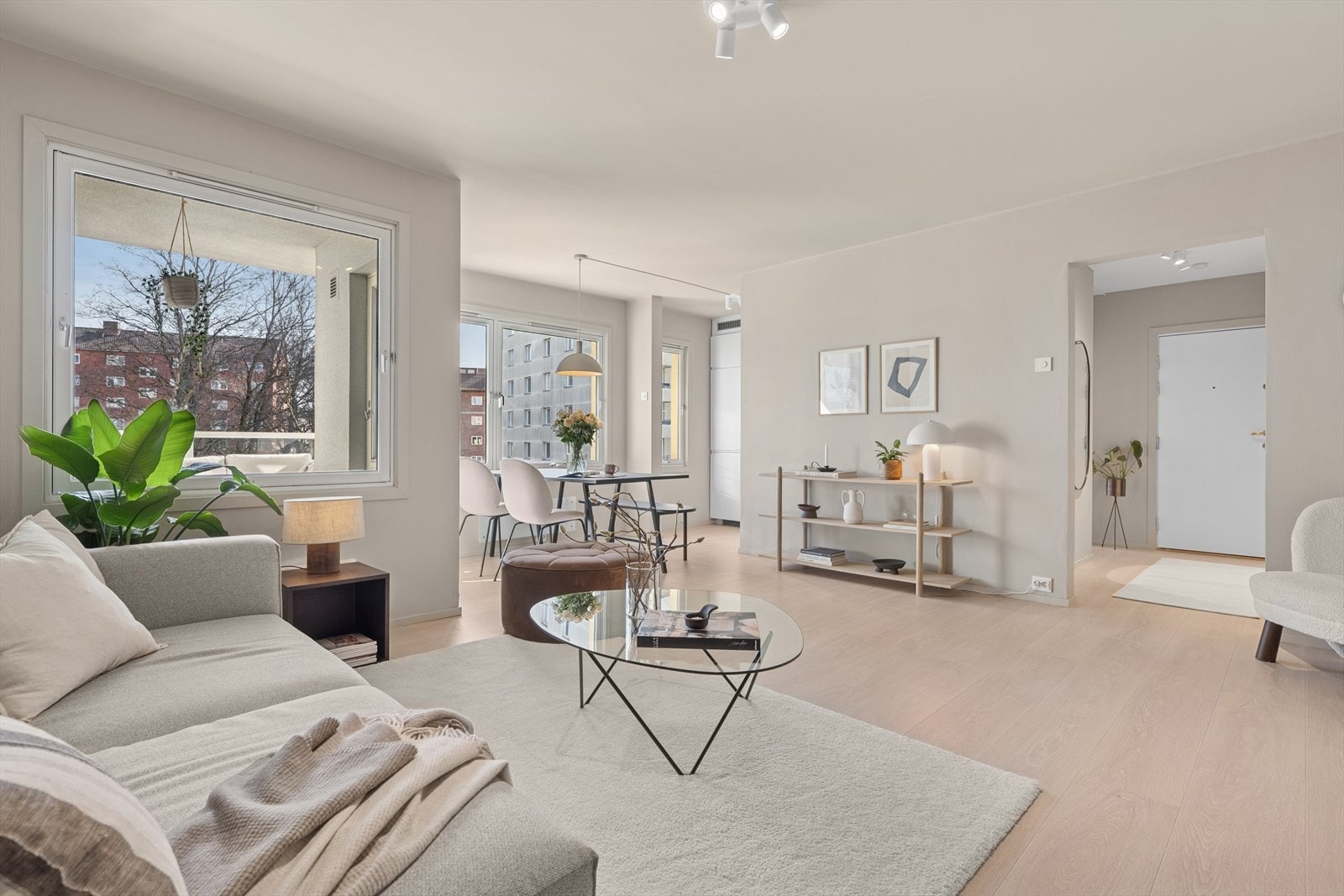 Boligens oppholdsareal får rikelig med naturlig lys fra store vindusflater og har en god romfølelse. Galleribilde