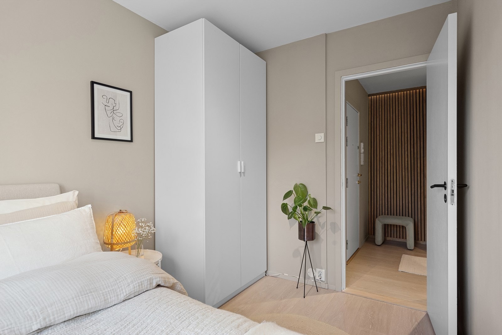 Boligens hovedsoverom er luftig med plass til dobbeltseng med tilhørende møblement, samt en garderobe. Galleribilde