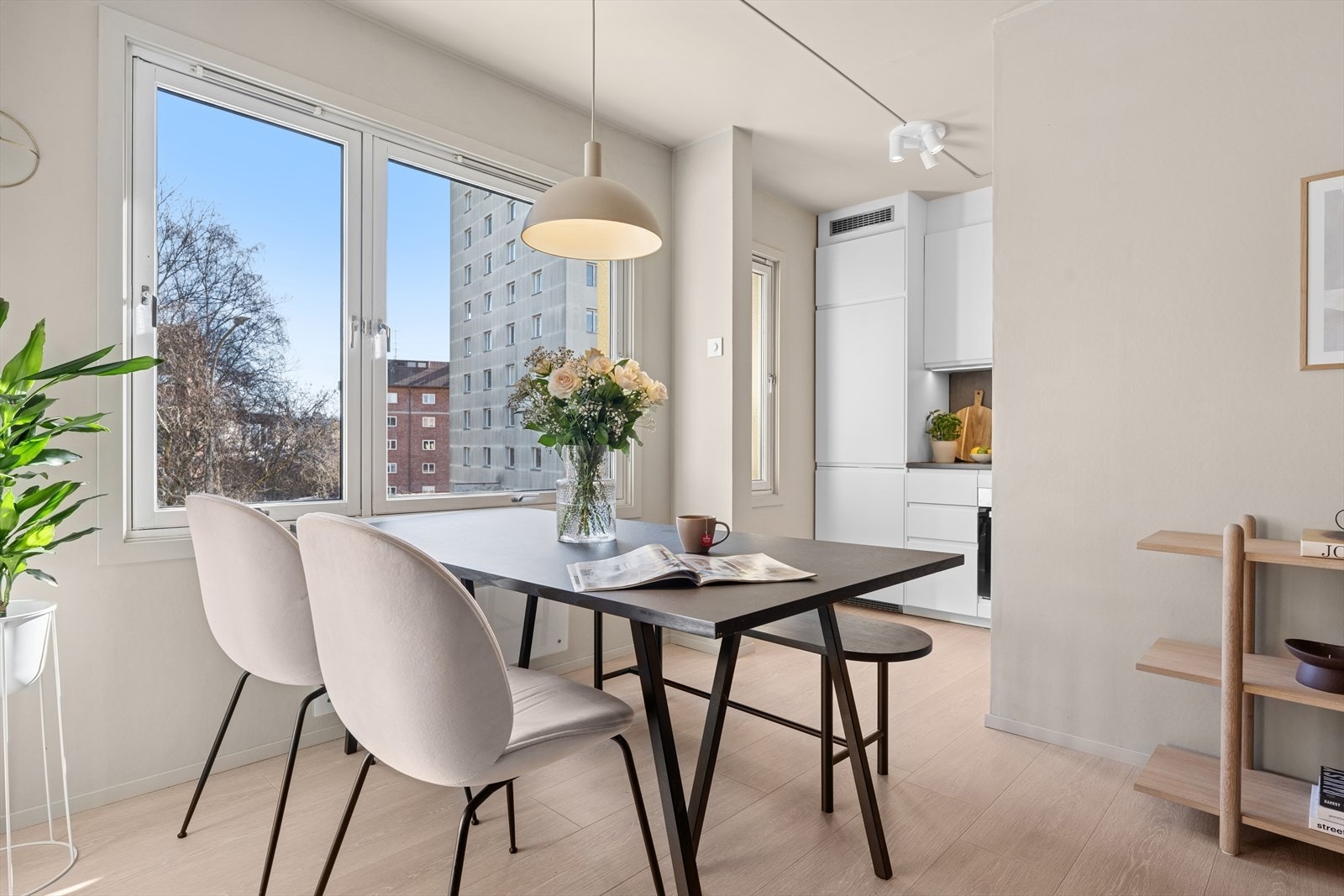 Spisestuen egner seg ypperlig for en sosial aften med venner, med åpen løsning mot kjøkkenet. Galleribilde