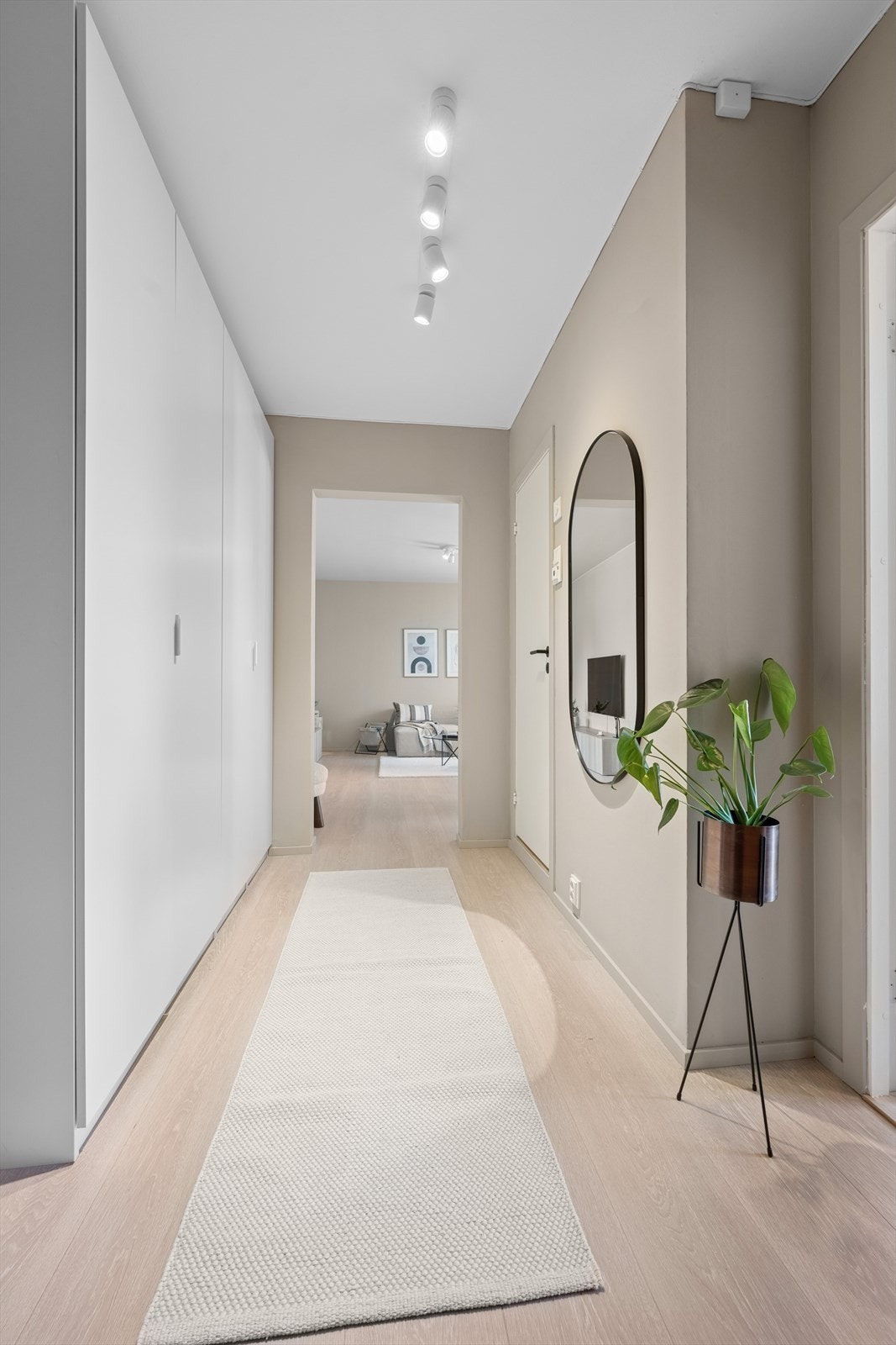 Det er adkomst til boligens soverom og baderom via gangen. Galleribilde