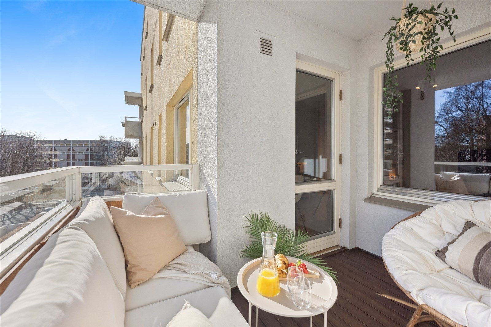 Balkongen er overbygget og har sidevegger, noe som skaper en lun og skjermet følelse. Dette gjør at temperaturen holder seg behagelig, selv etter at solen har forsvunnet. Galleribilde