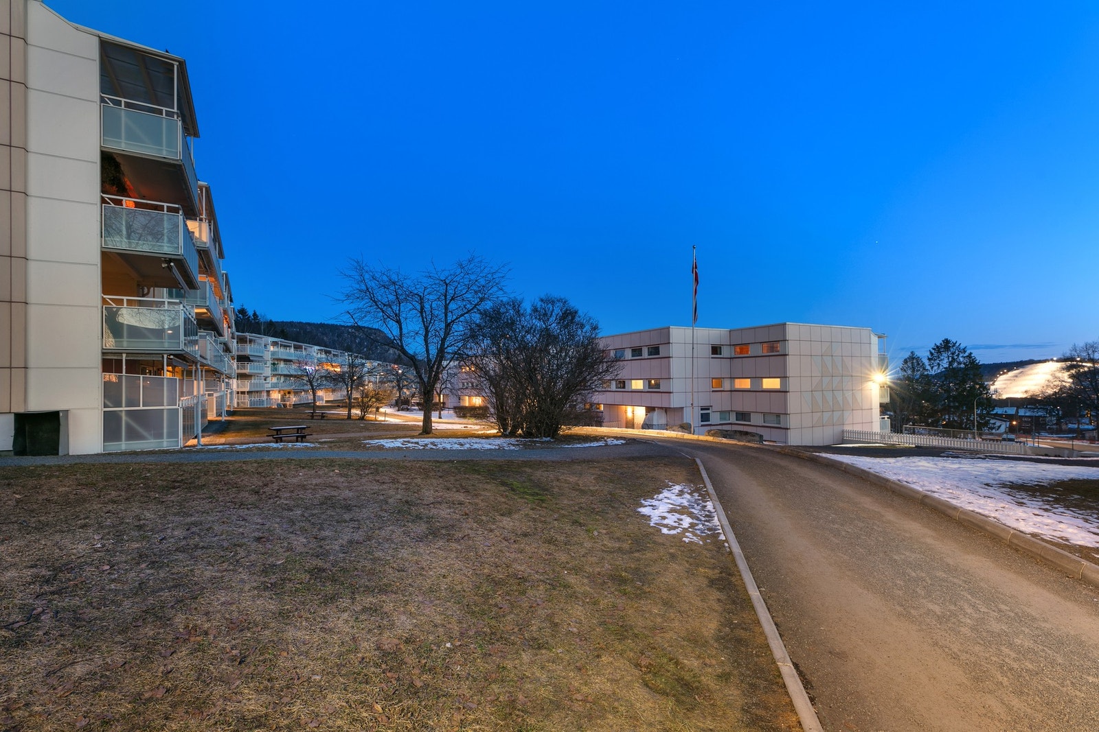 Boligblokken ligger luftig til øverst mot skogen, med fin utsikt over mot Kirkerud Galleribilde