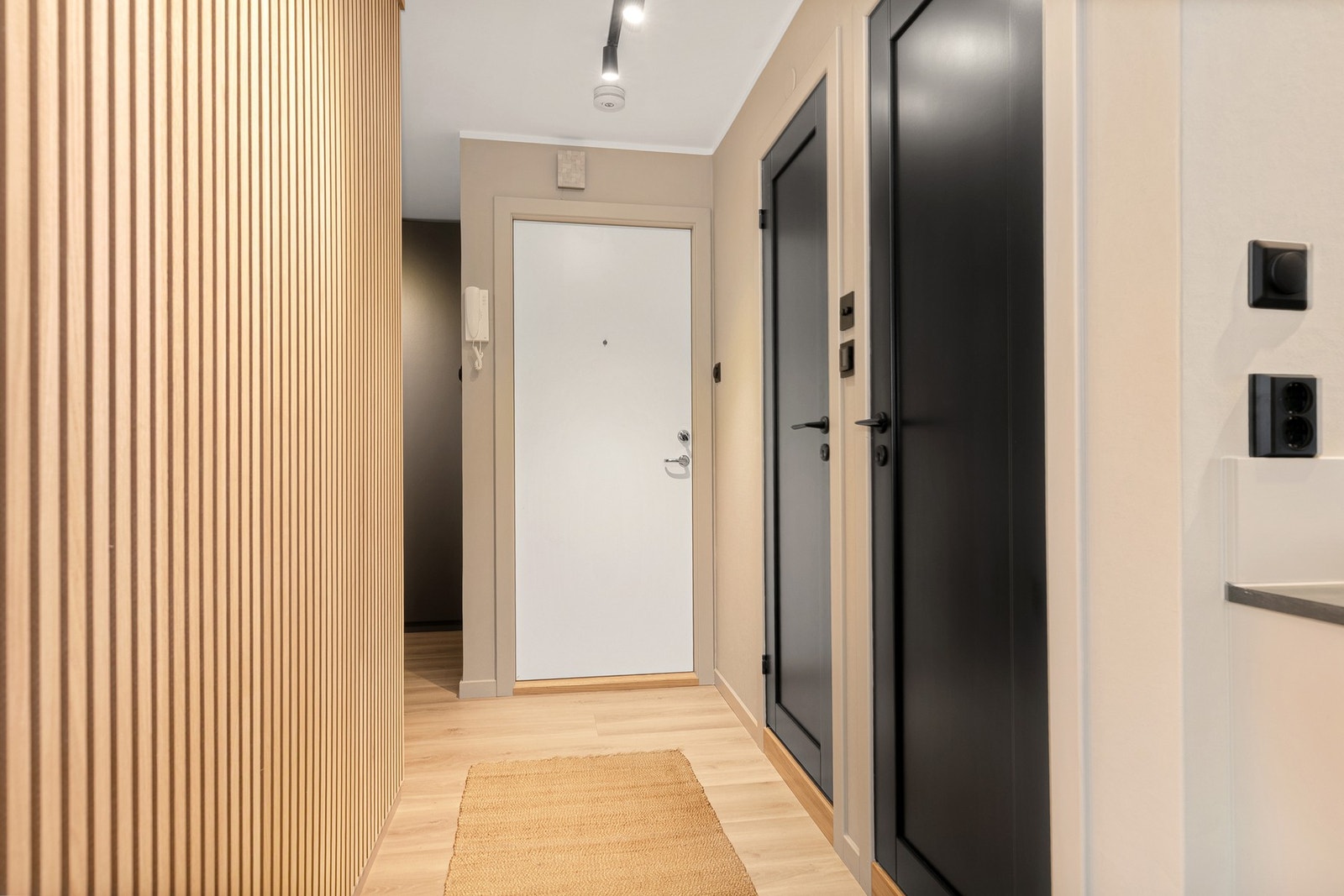 Entré med adkomst til wc, bad og hall med garderoberekke Galleribilde