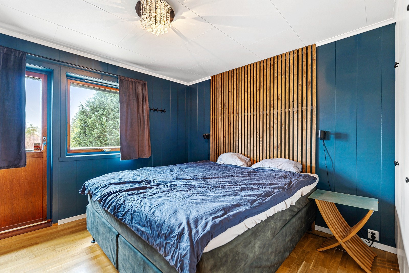 Hoveddelen har hele fem soverom, med hhv. 3 stk. i 1. etasje og 2. stk. på loftet (ikke godkjente). Galleribilde