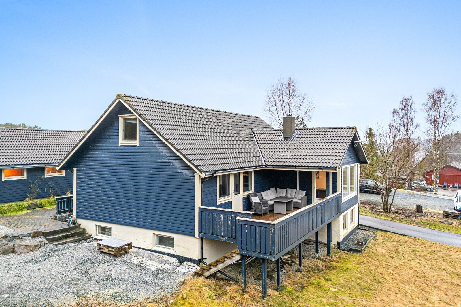 Eiendommen ligger i et landlig boligområde omgitt av flott natur, der en også har kort vei til sjø. Galleribilde